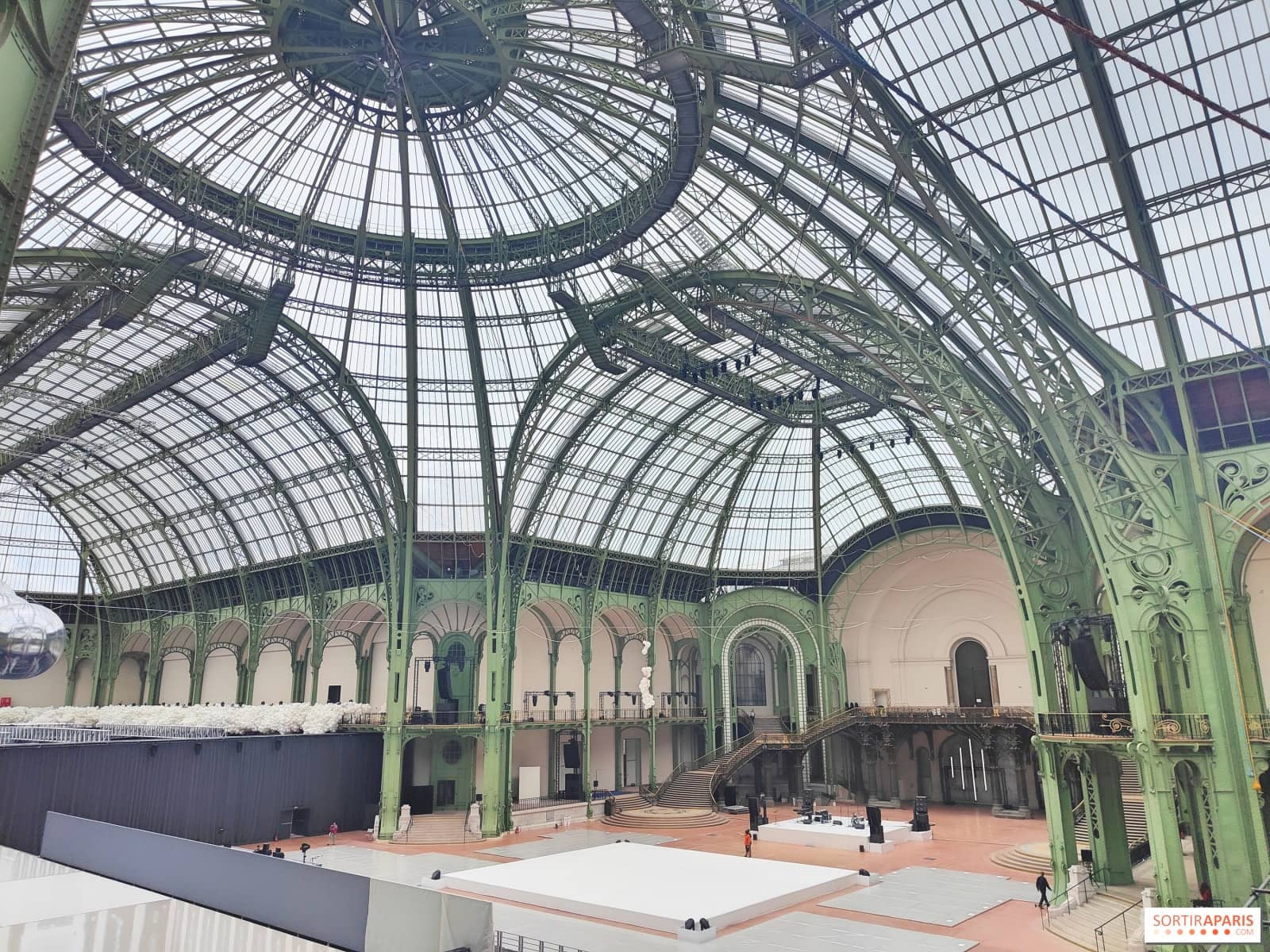 Nef du Grand Palais sous son immense verrière d'acier et de verre, vide avant la soirée, baignée de lumière du jour