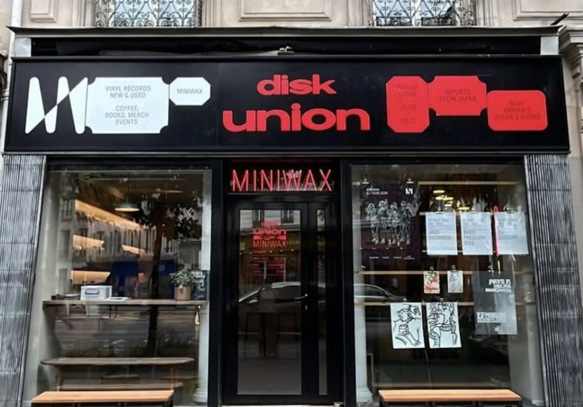 Devanture noire de Miniwax surmontée du logo rouge Disk Union, pop-up avenue de la République