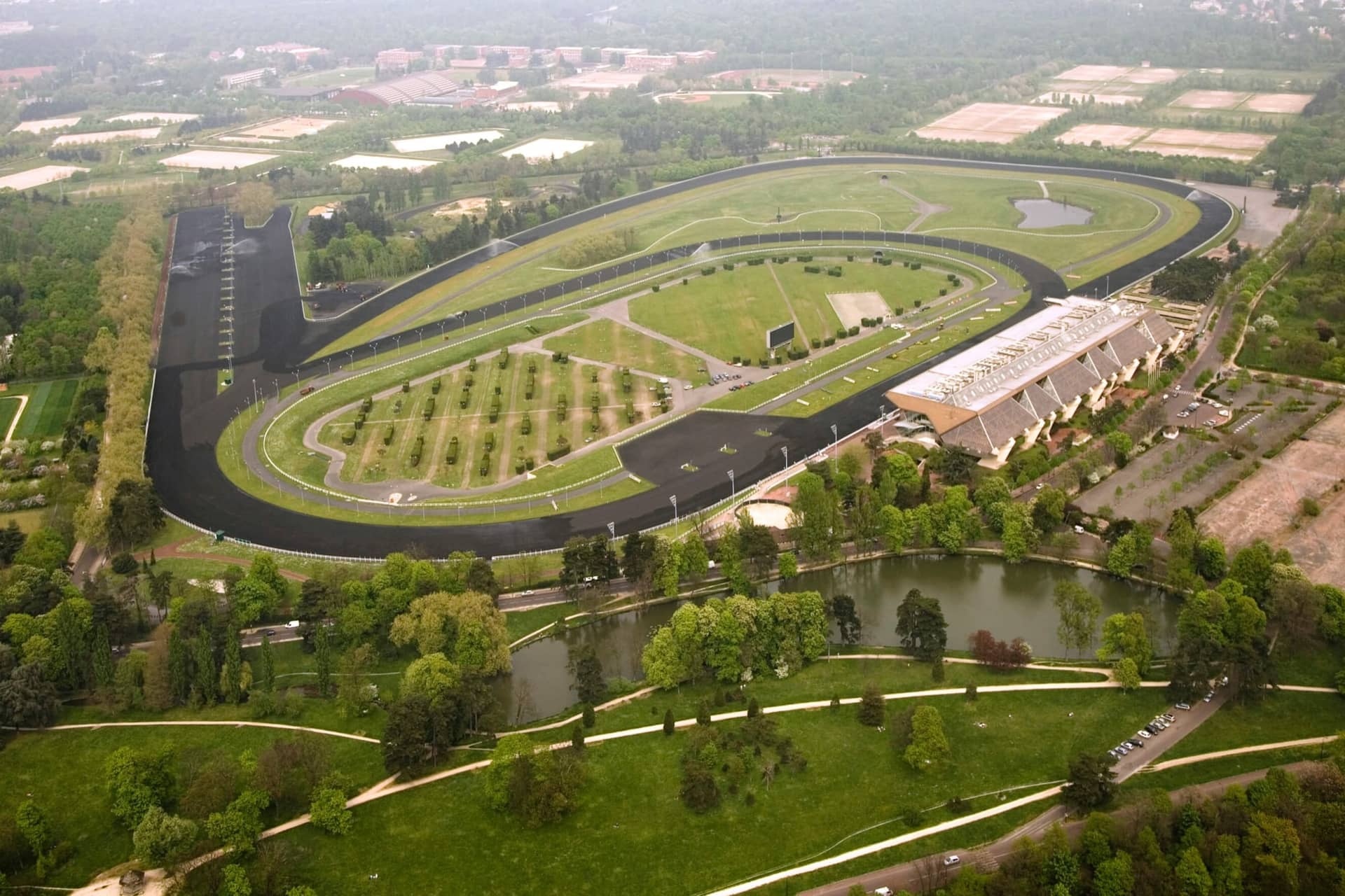 Vue de la scène et du site open air du festival à l'hippodrome de Paris-Vincennes