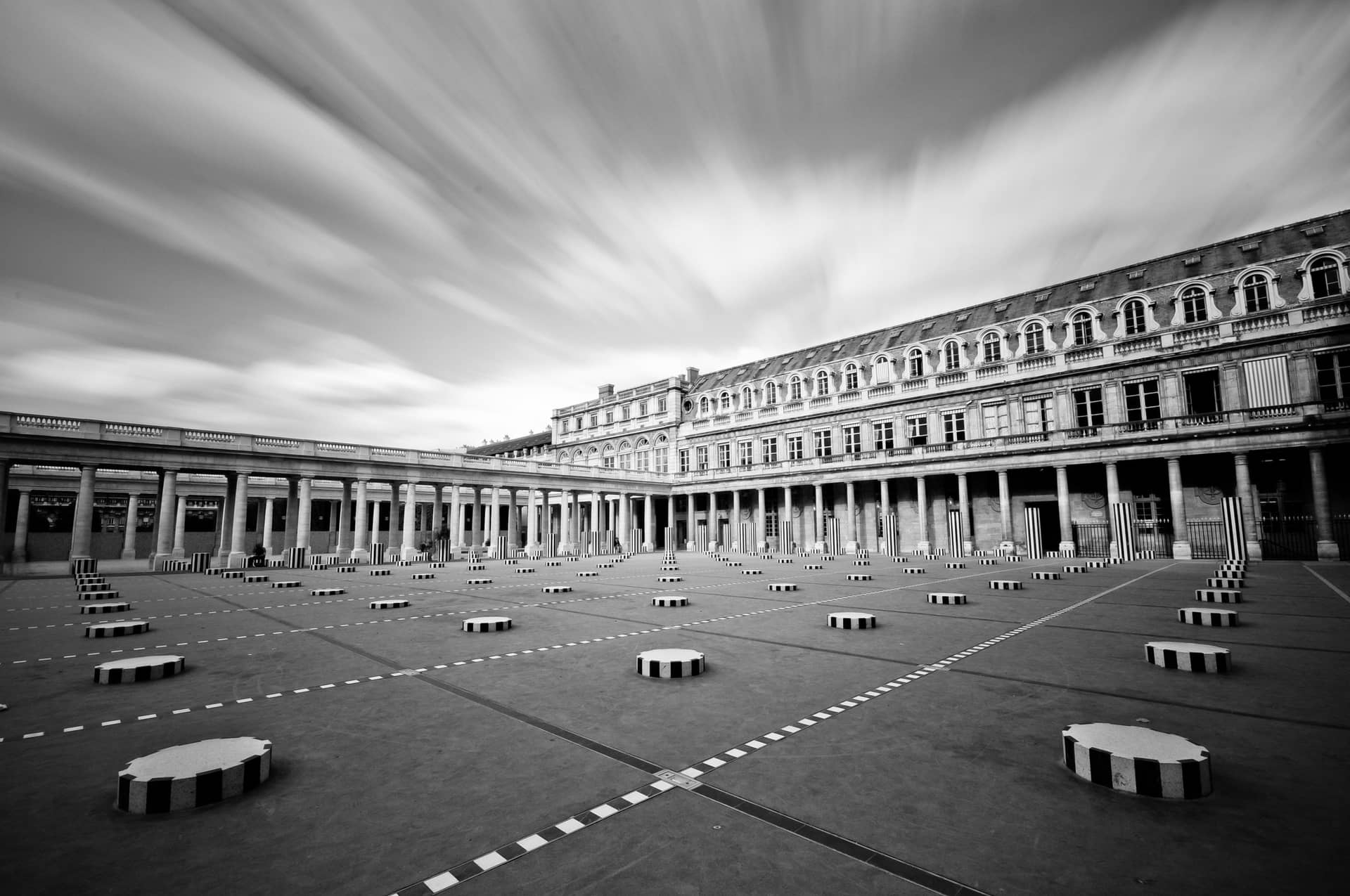 Colonnes rayées de Buren dans la cour du Palais-Royal au coucher du soleil
