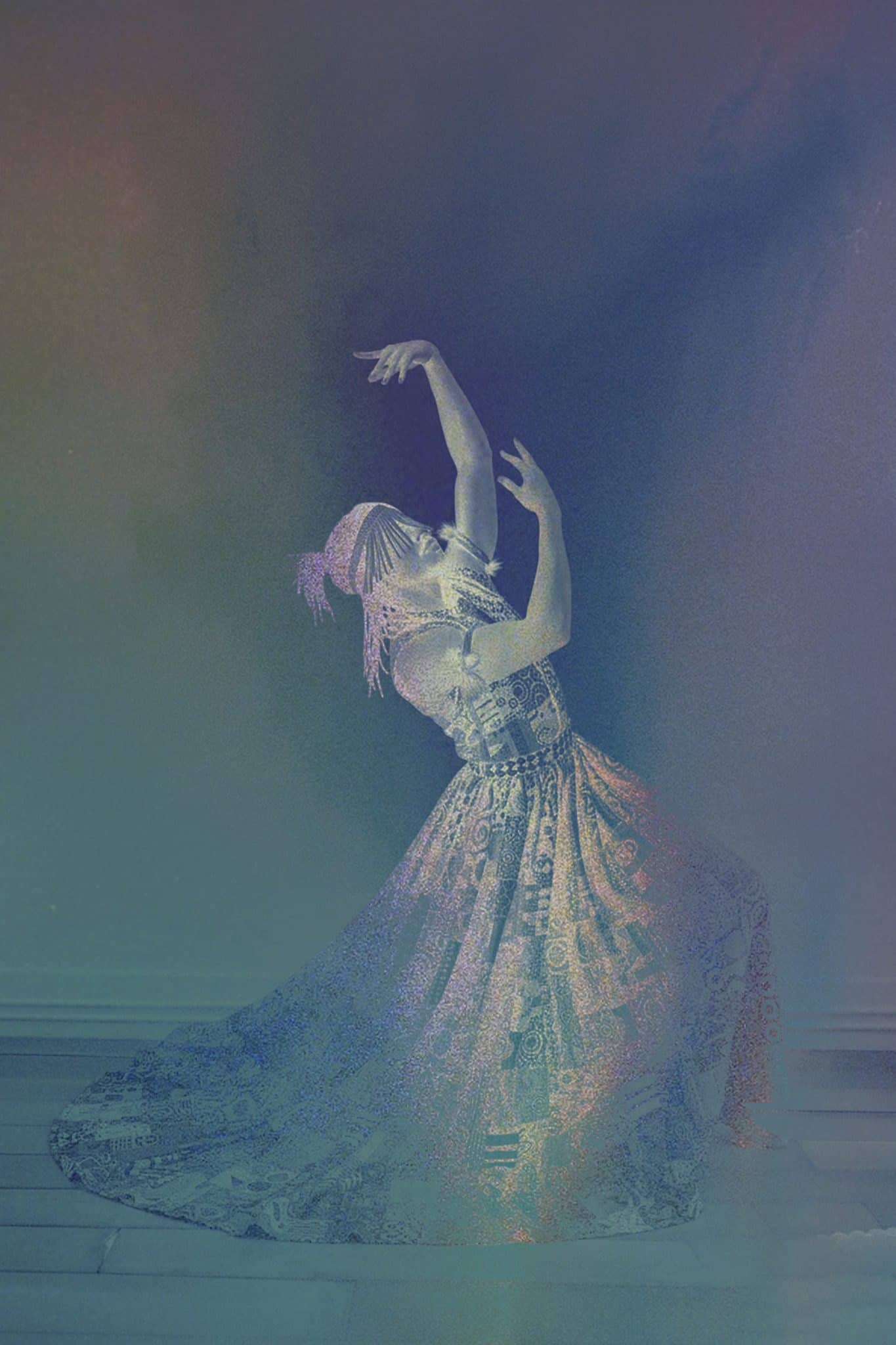 Une silhouette en longue robe à motifs danse dans une lumière bleutée, photographie de la série Mother's Heritage de Gabriel Dia