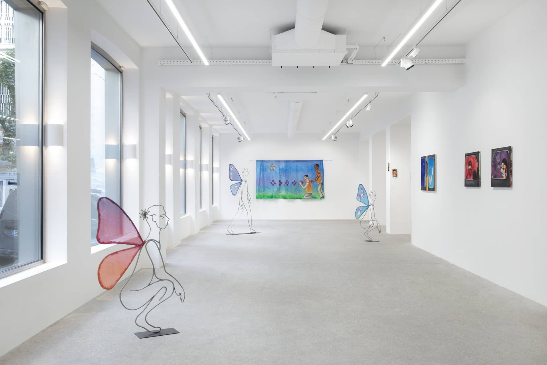 Wire figure with butterfly wings in the large white room of the Mennour gallery