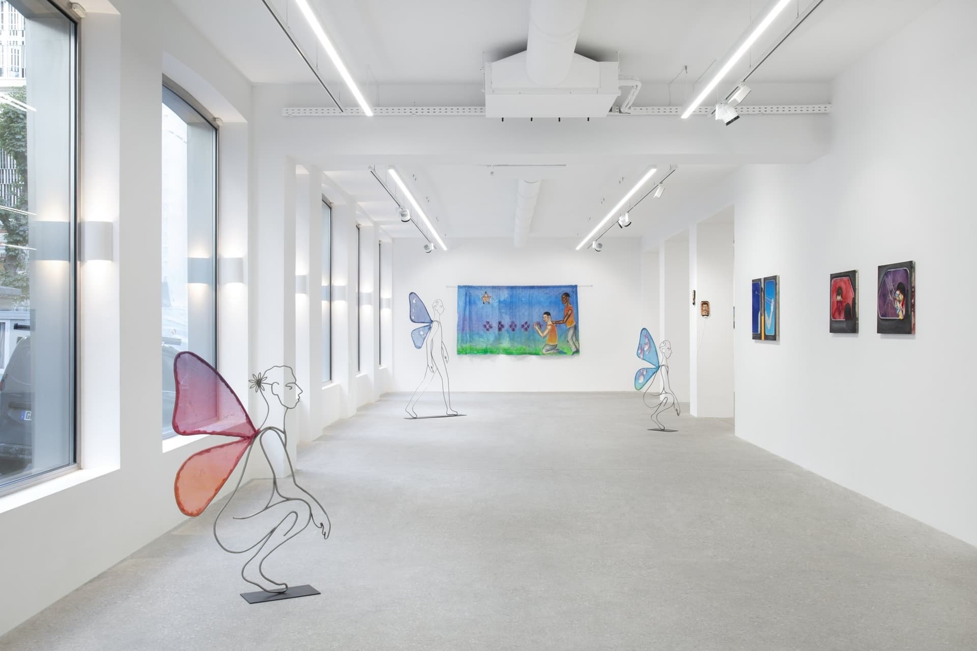 Wire figure with butterfly wings in the large white room of the Mennour gallery
