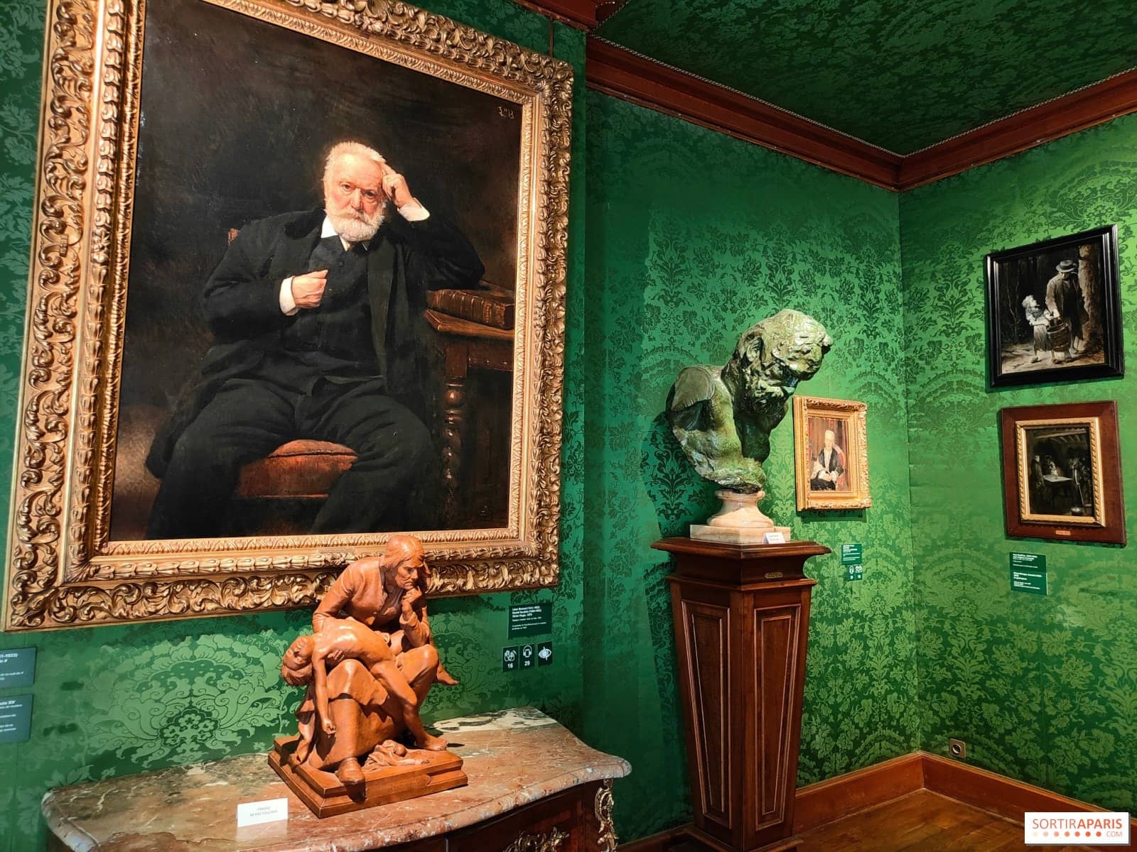 Salon tendu de damas vert de la Maison Victor Hugo avec le portrait de l'écrivain