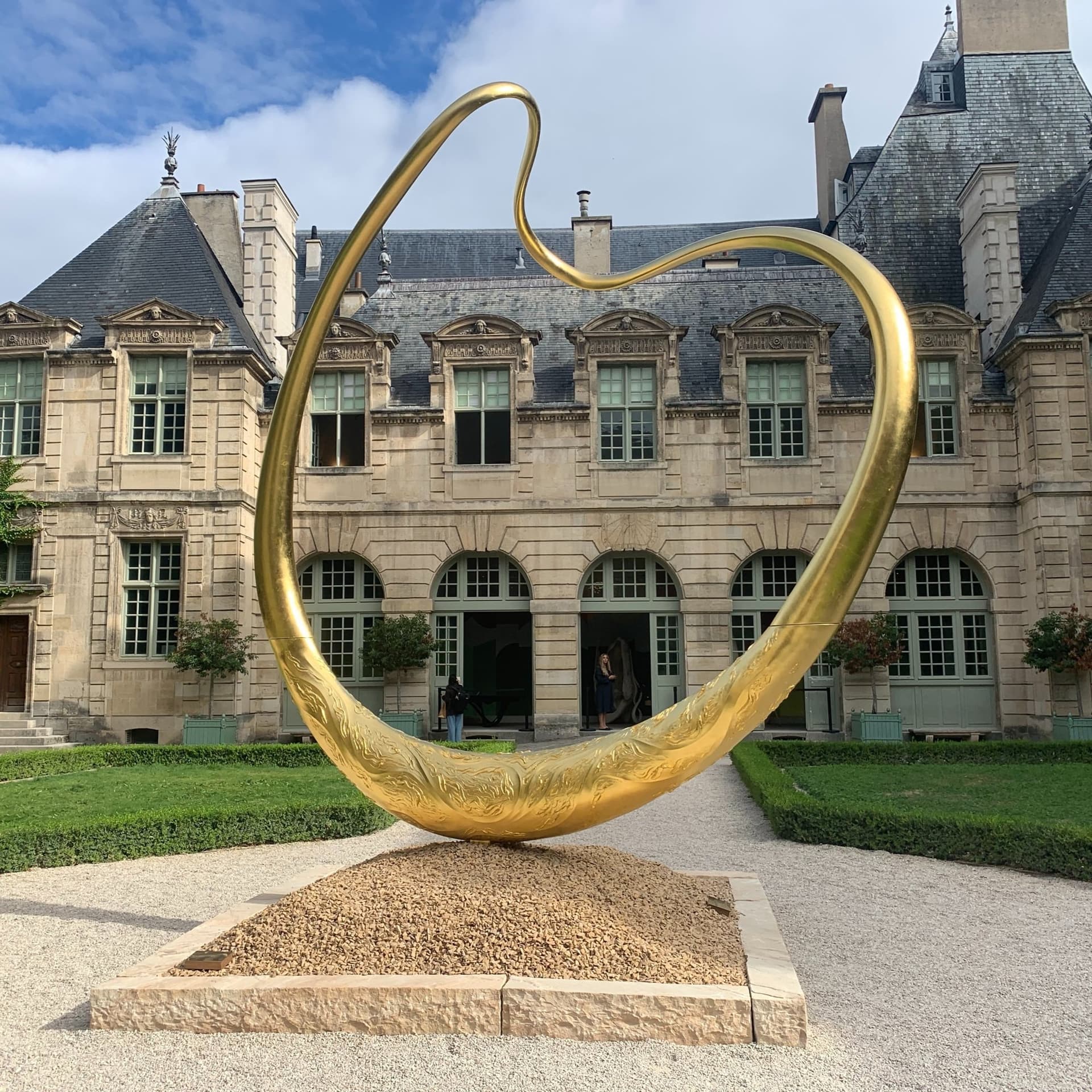 Grande sculpture en boucle dorée de Joseph Walsh dans la cour d'honneur de l'hôtel de Sully