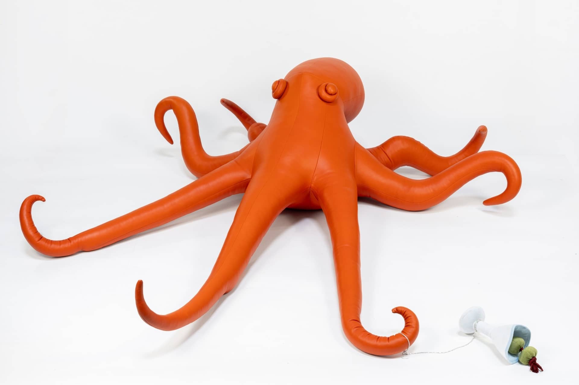 Poulpe géant en cuir orange de Cosima von Bonin, Dolly 1, exposé au Petit Palais pendant Art Basel Paris 2026