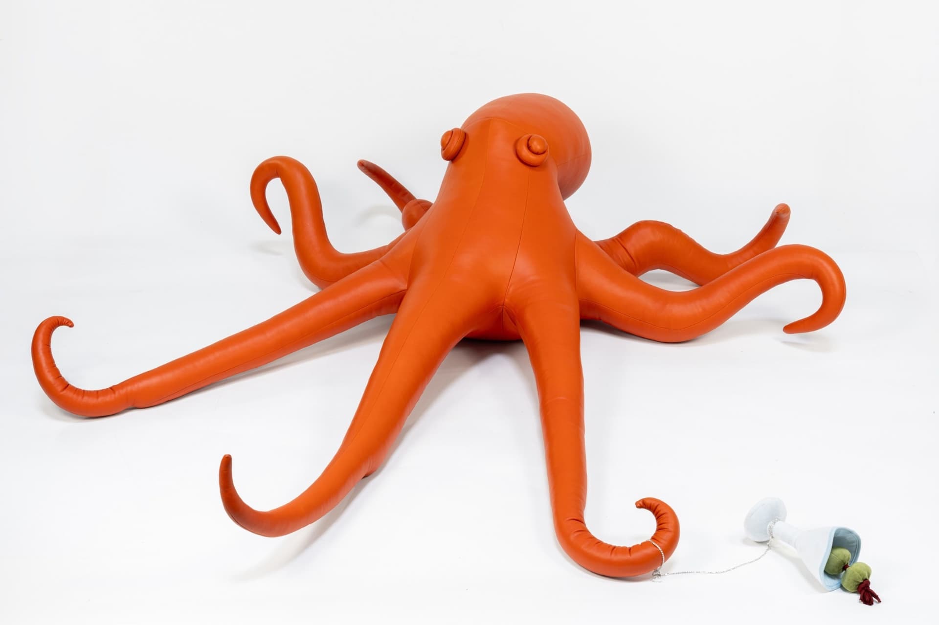 Poulpe géant en cuir orange de Cosima von Bonin, Dolly 1, exposé au Petit Palais pendant Art Basel Paris 2026