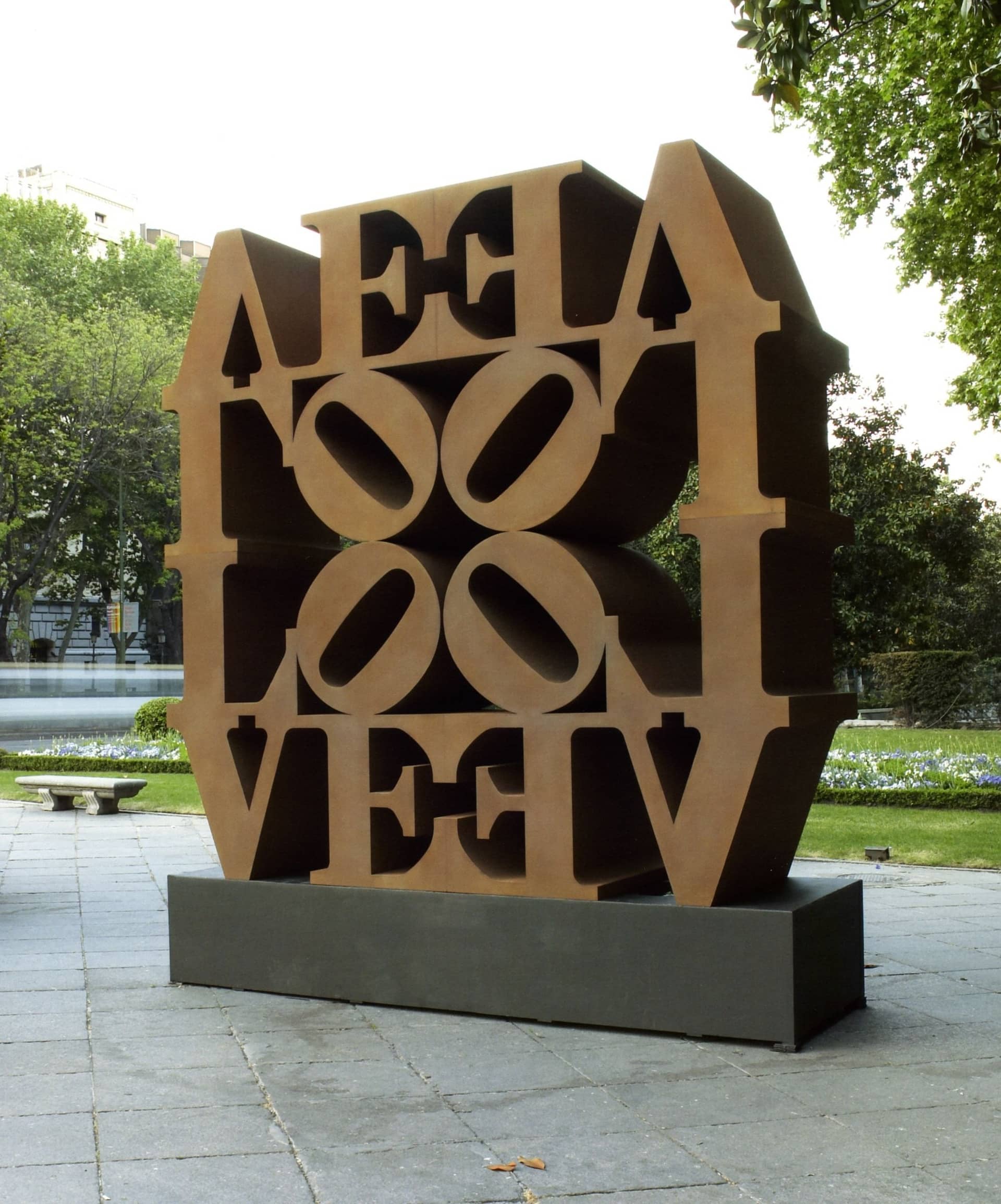 LOVE Wall de Robert Indiana, quatre lettres LOVE en acier Cor-Ten, installé place Clemenceau pour Art Basel Paris