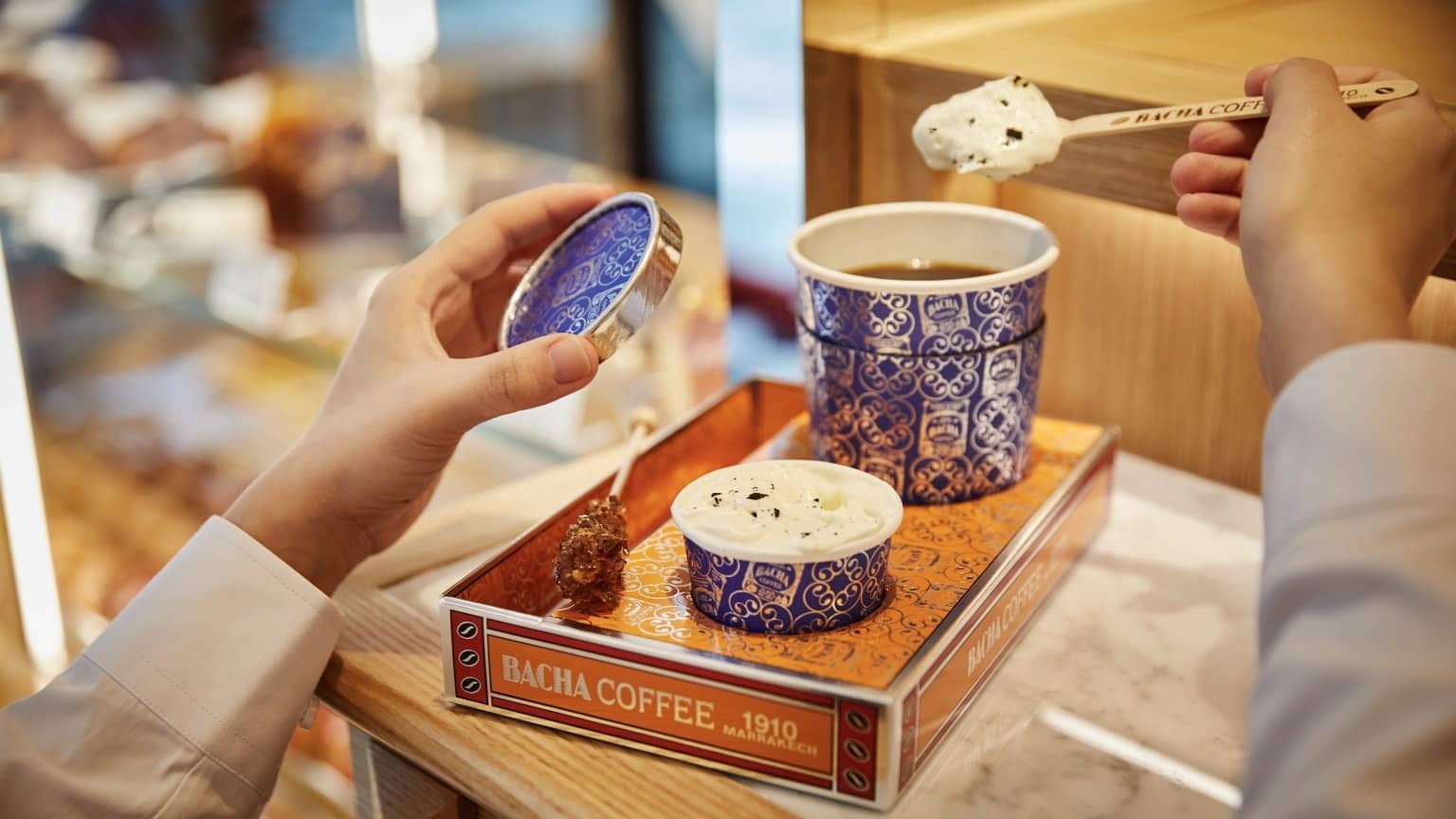 Tasse de café Bacha Coffee servie sur un plateau avec une cuillère de chantilly