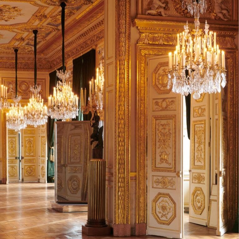 Salons d'apparat de l'Hôtel de la Marine, enfilade de boiseries dorées sous des lustres en cristal allumés