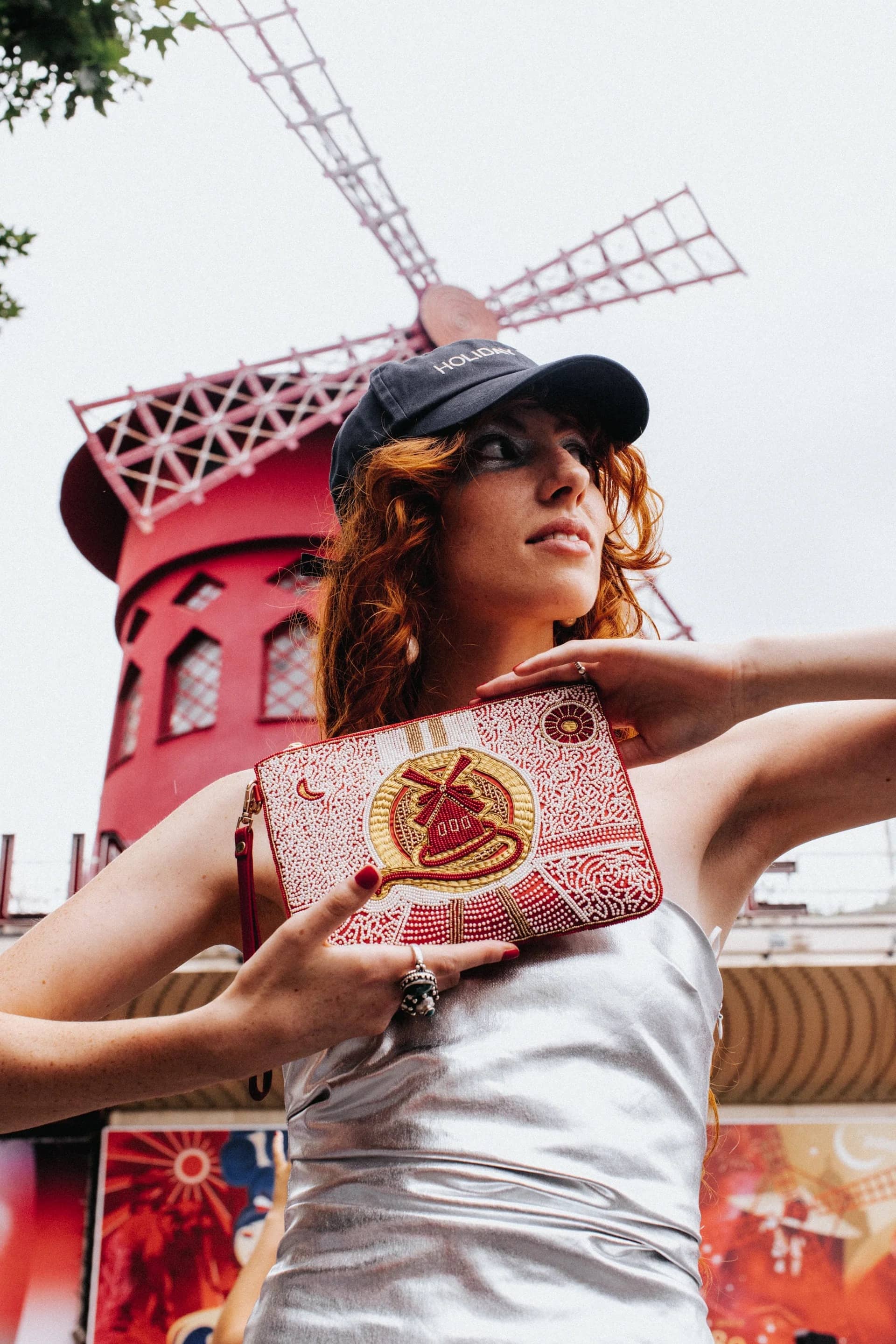 Robes et accessoires Laurence Revol présentés sur cintres lors d'une édition Bande de Créateurs au Moulin Rouge