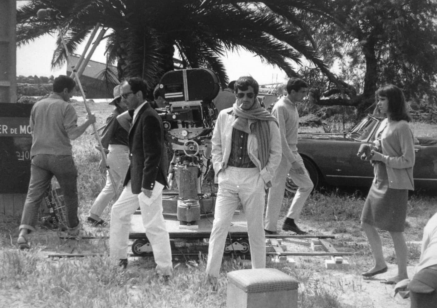 Jean-Paul Belmondo entre Jean-Luc Godard et Anna Karina sur le tournage de Pierrot le fou en 1965