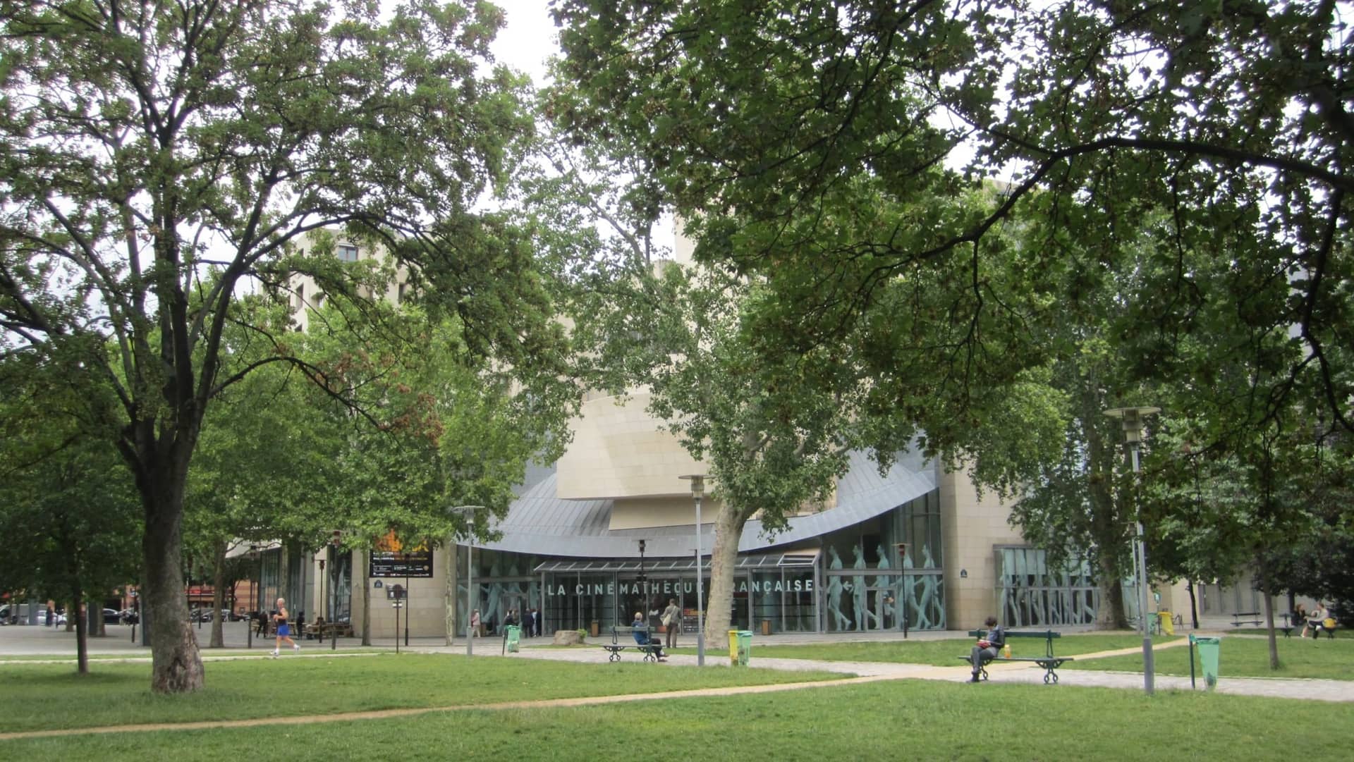 Le bâtiment de Frank Gehry de la Cinémathèque française vu depuis le parc de Bercy