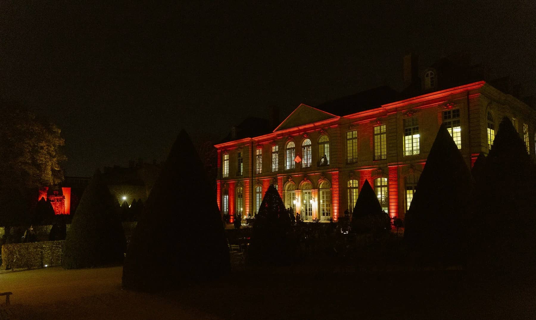 L'hôtel Biron illuminé en rouge vu depuis le jardin du musée Rodin, un soir d'Halloween