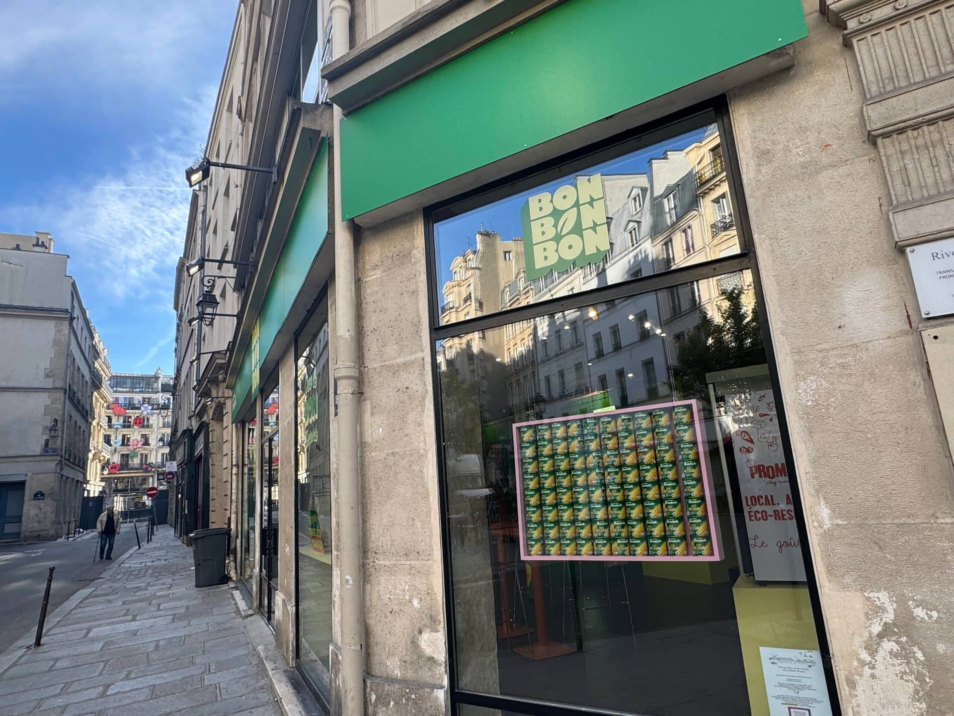 Intérieur du pop-up BONBONBON avec comptoir tasting et merch Bonduelle aligné en boutique