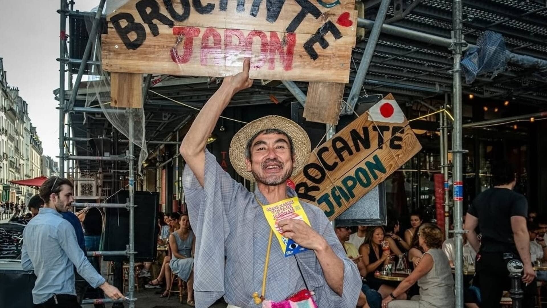 Koji en kimono léger et chapeau de paille brandit les pancartes en bois Brocante Japon