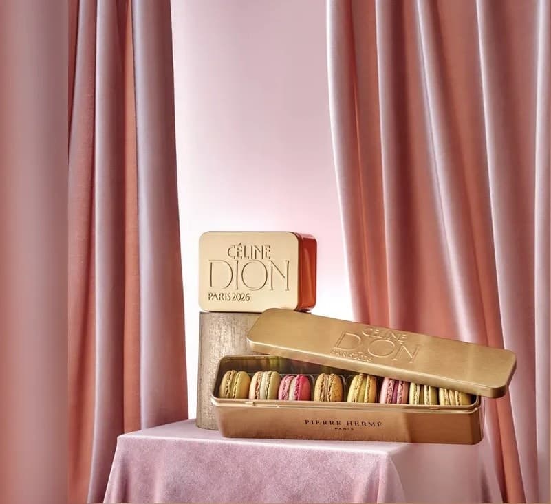 Coffrets dorés de macarons Pierre Hermé gravés Céline Dion Paris 2026 sur velours rose