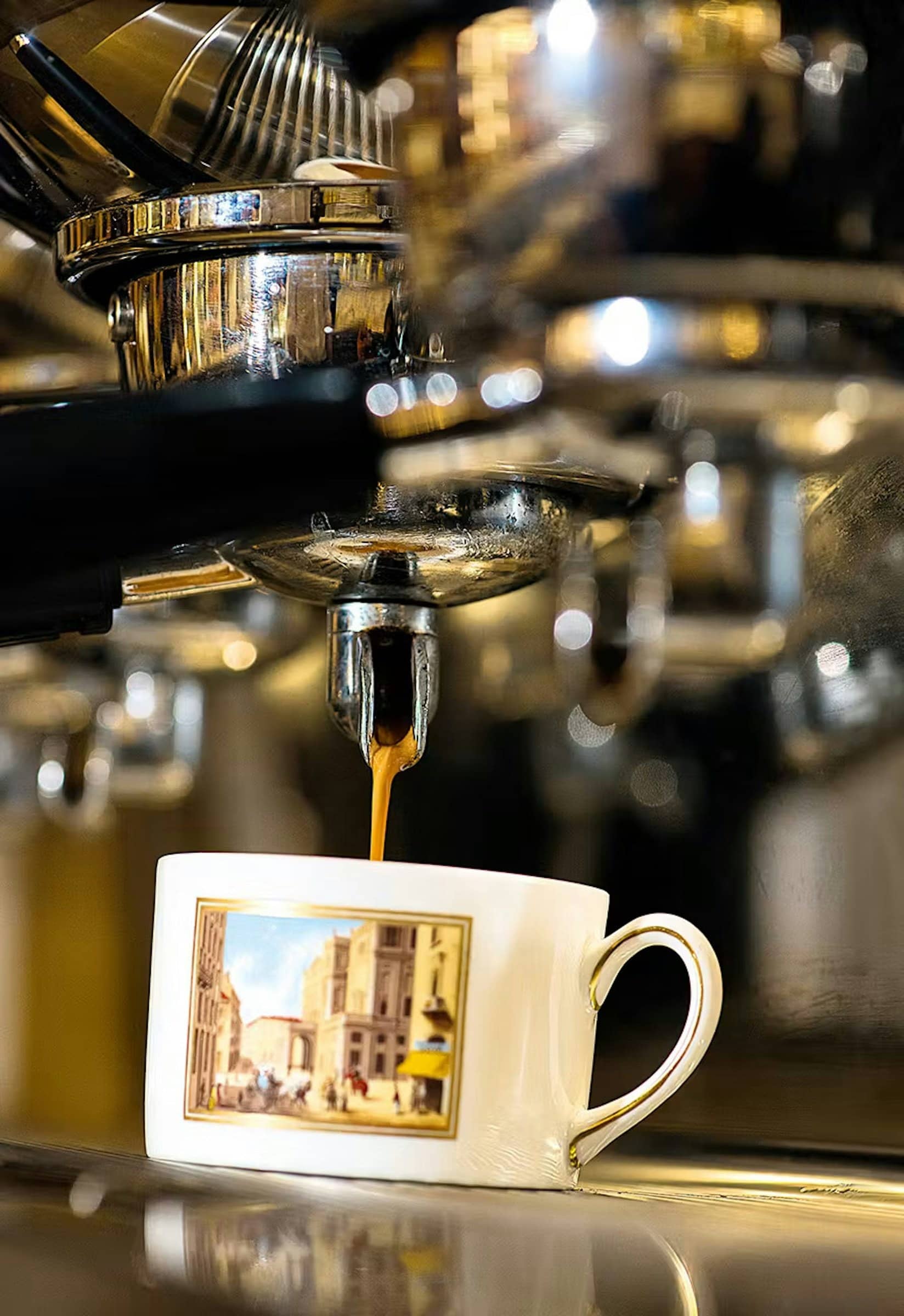 Espresso qui coule d'une machine chromée dans une tasse Cova illustrée d'une rue de Milan