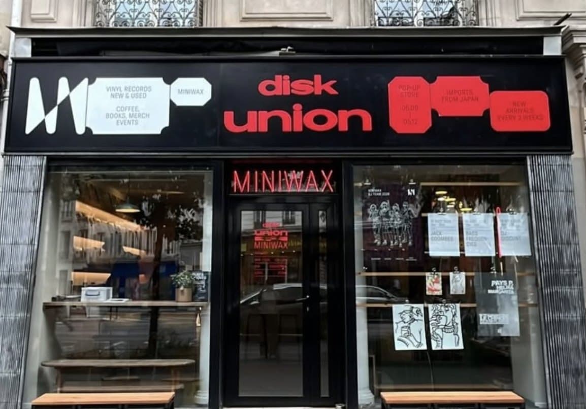 Devanture noire de Miniwax surmontée du logo rouge Disk Union, pop-up avenue de la République