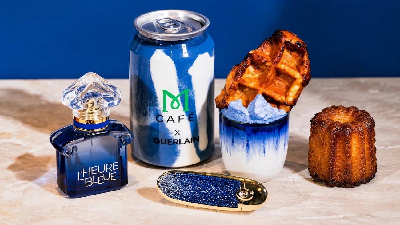 Smoothie L'Heure Bleue en canette, gaufre à la chantilly bleue, canelé et flacon Guerlain sur marbre