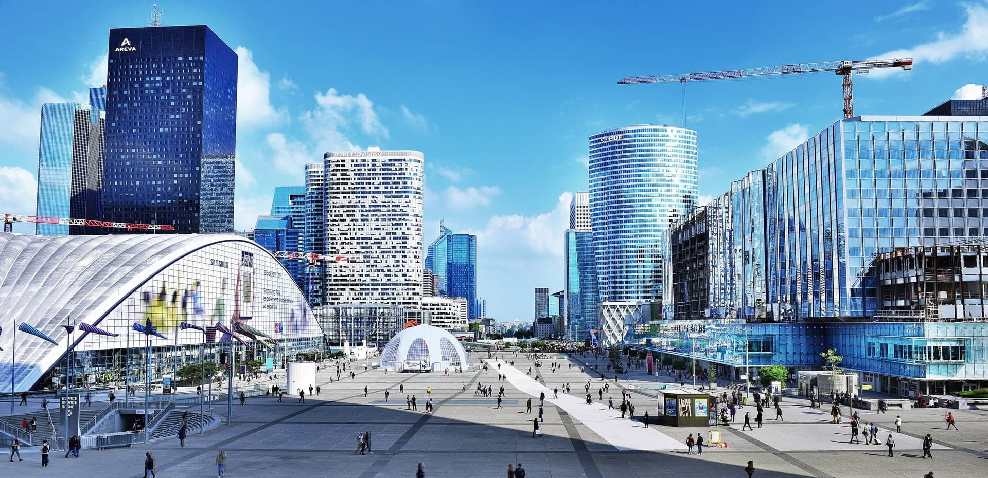 Le parvis de La Défense vu de la Grande Arche, esplanade piétonne entourée de tours de bureaux