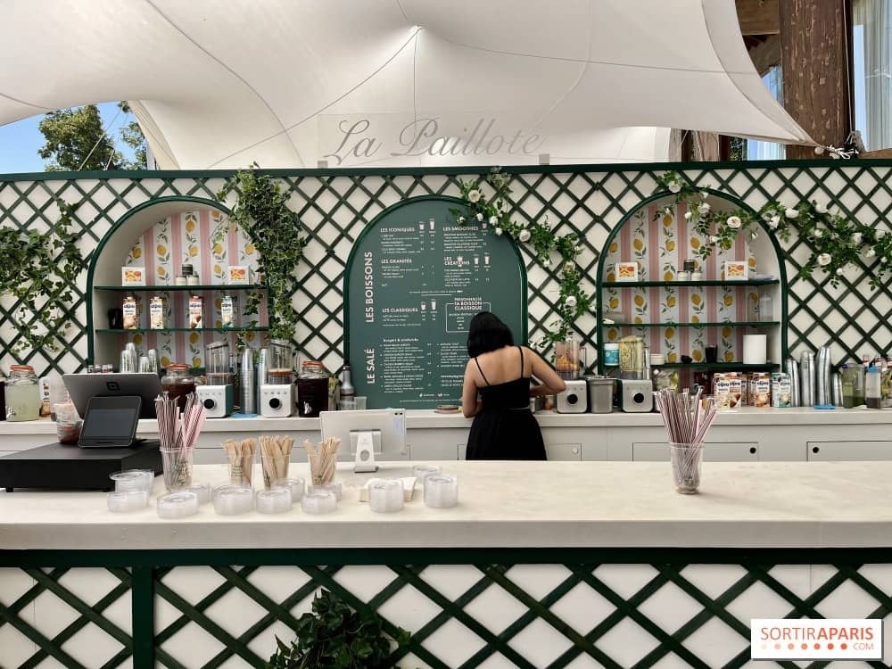 Le comptoir de la paillote à smoothies de l'Hôtel Mahfouf avec son treillis vert et son ardoise