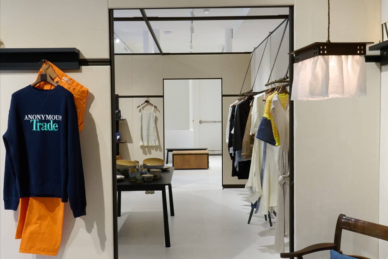 Sweat Anonymous Trade bleu marine suspendu au-dessus d'un pantalon orange dans le pop-up