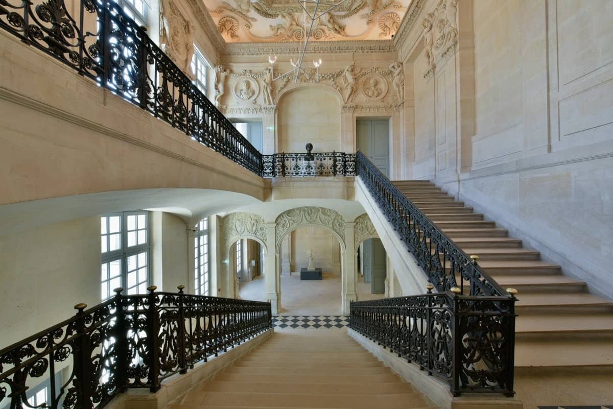 Grand escalier de pierre et rampes en fer forgé de l'hôtel Salé au musée Picasso