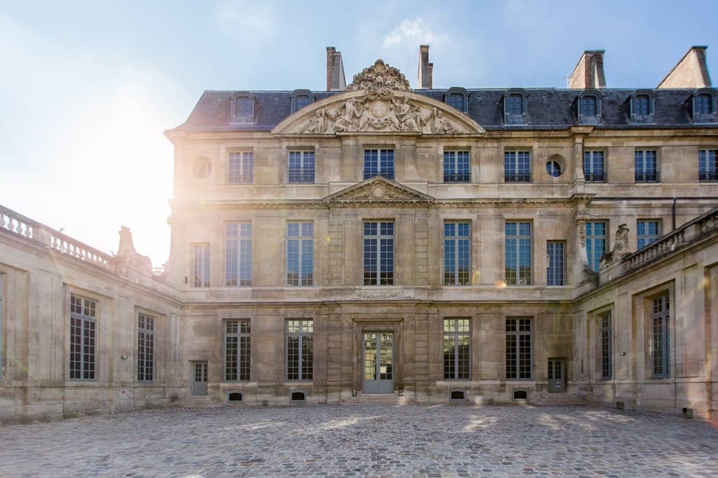 Cour pavée et façade de l'hôtel Salé, le musée national Picasso-Paris, au soleil dans le Marais