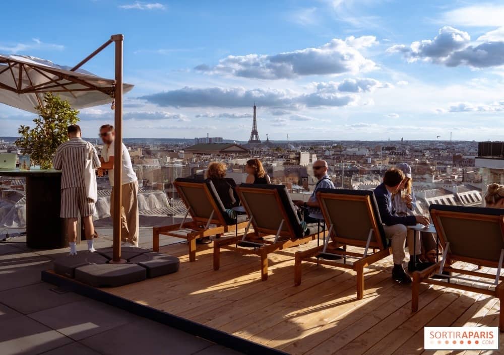 Transats en bois sur le rooftop des Galeries Lafayette face aux toits de Paris et à la tour Eiffel
