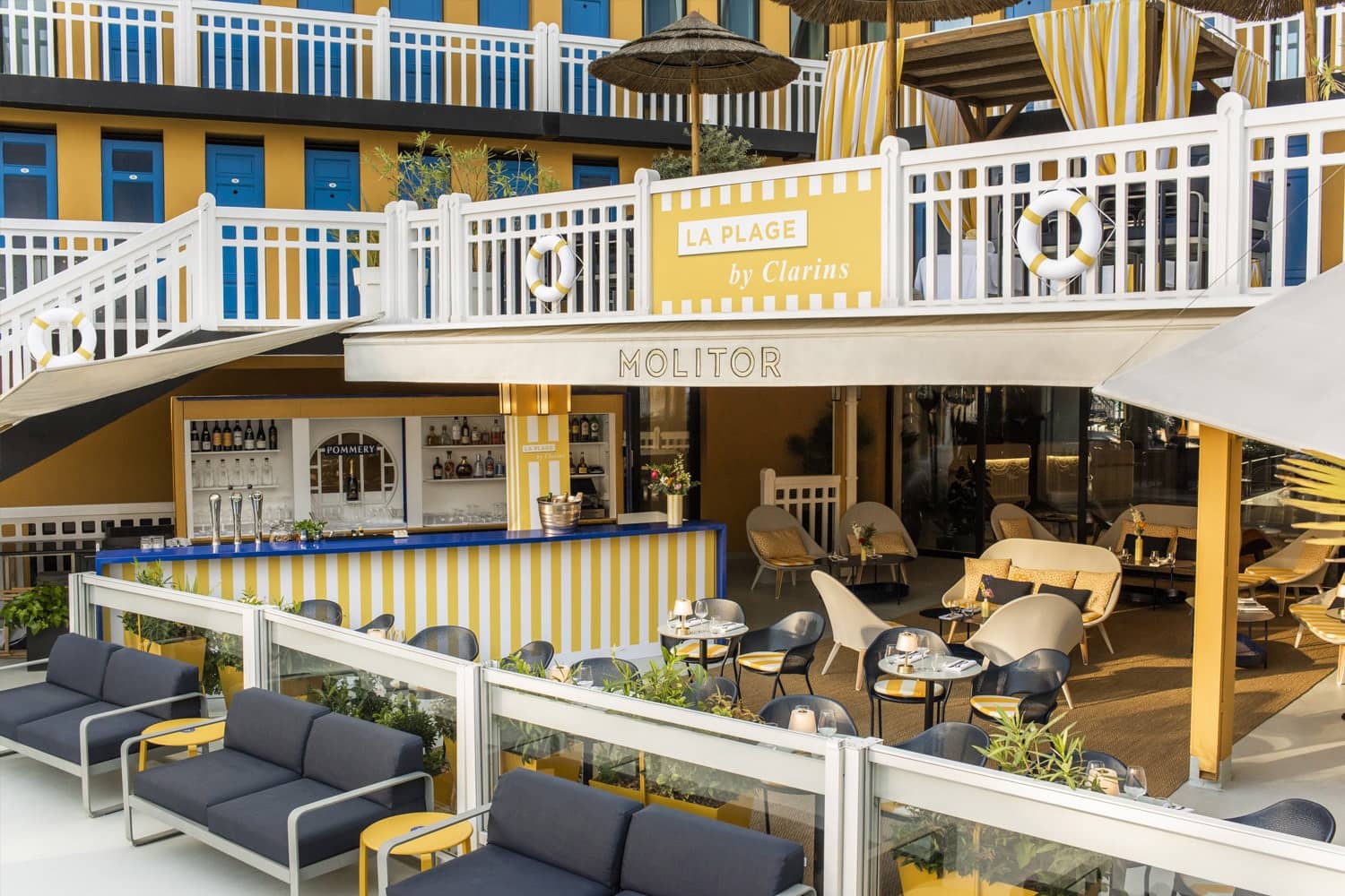 Terrasse-restaurant de La Plage by Clarins au bord du bassin du Molitor, mobilier d'été