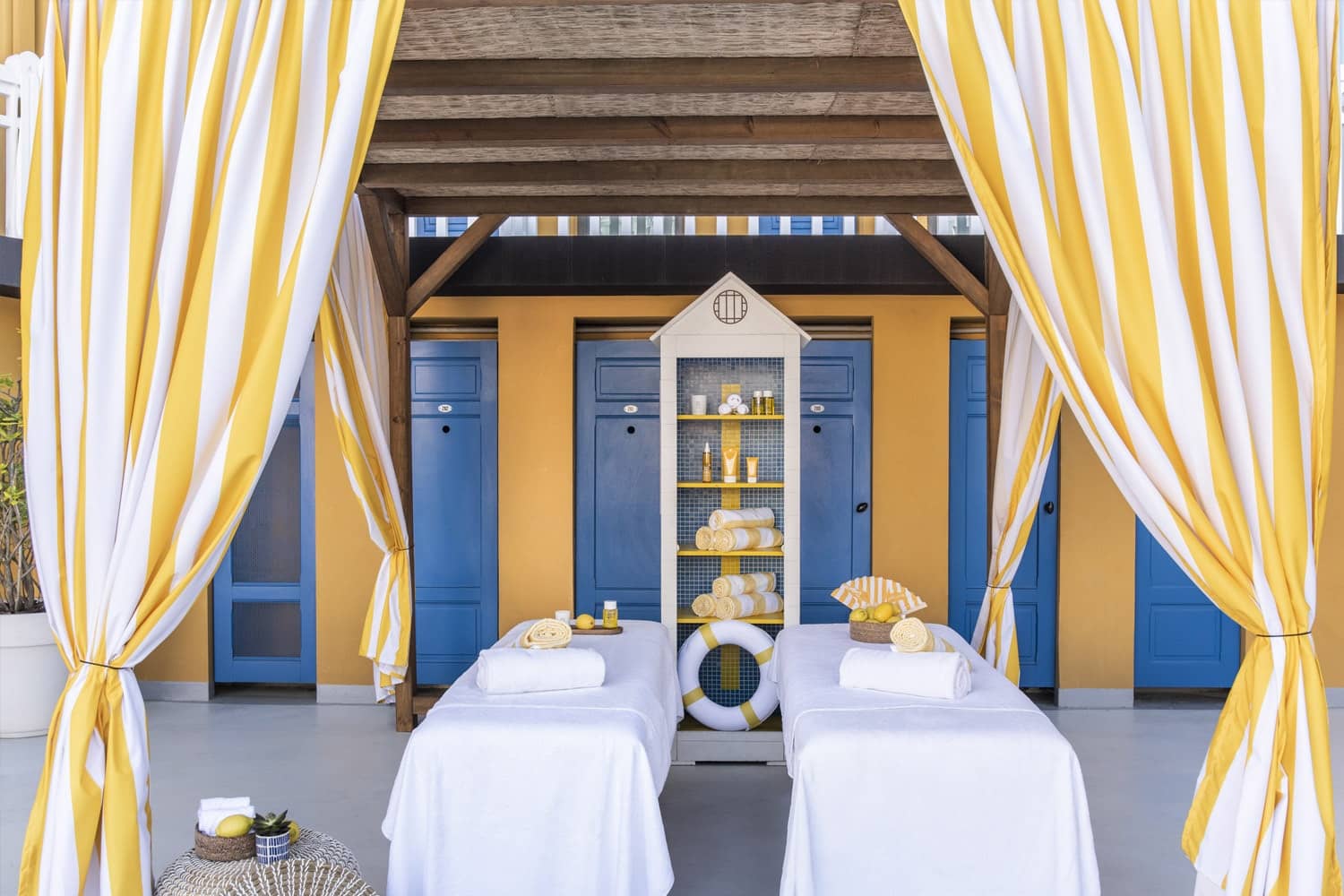 Cabane de soins Clarins à ciel ouvert installée sur la terrasse haute du Molitor