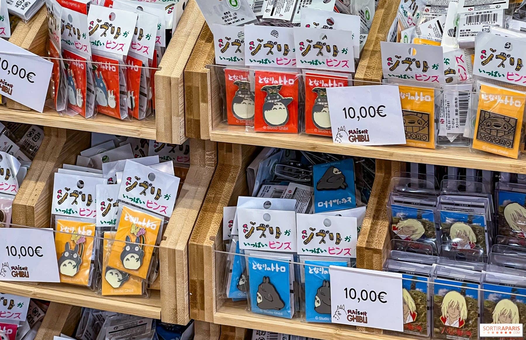 Rangées de pin's Totoro et Château ambulant importés du Japon sur les présentoirs de Maison Ghibli
