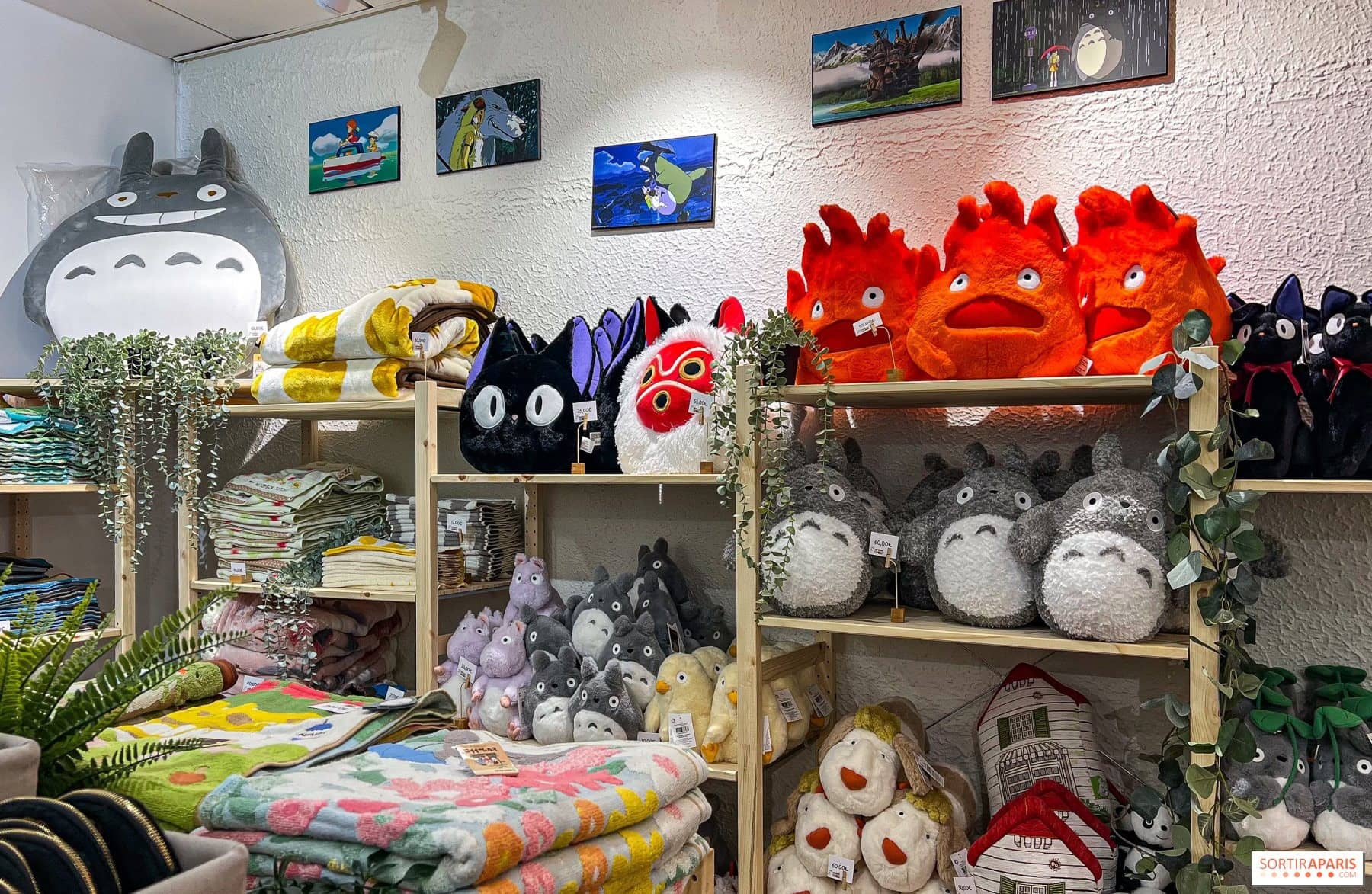 Mur de peluches Totoro, Calcifer, Jiji et masques de Princesse Mononoké dans le pop-up Maison Ghibli