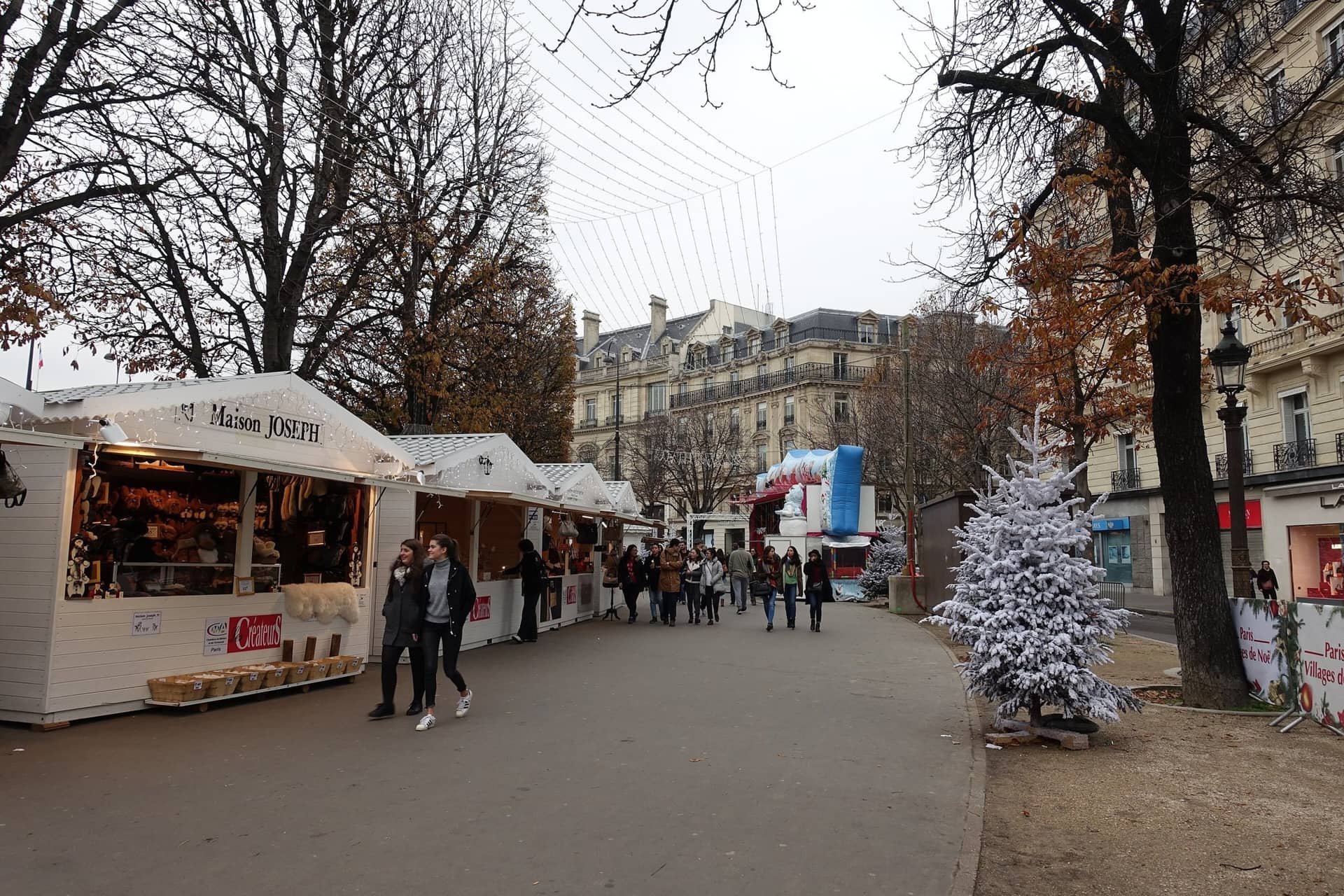 Chalets blancs du marché de Noël des Champs-Élysées sous les arbres de l'avenue, édition 2016