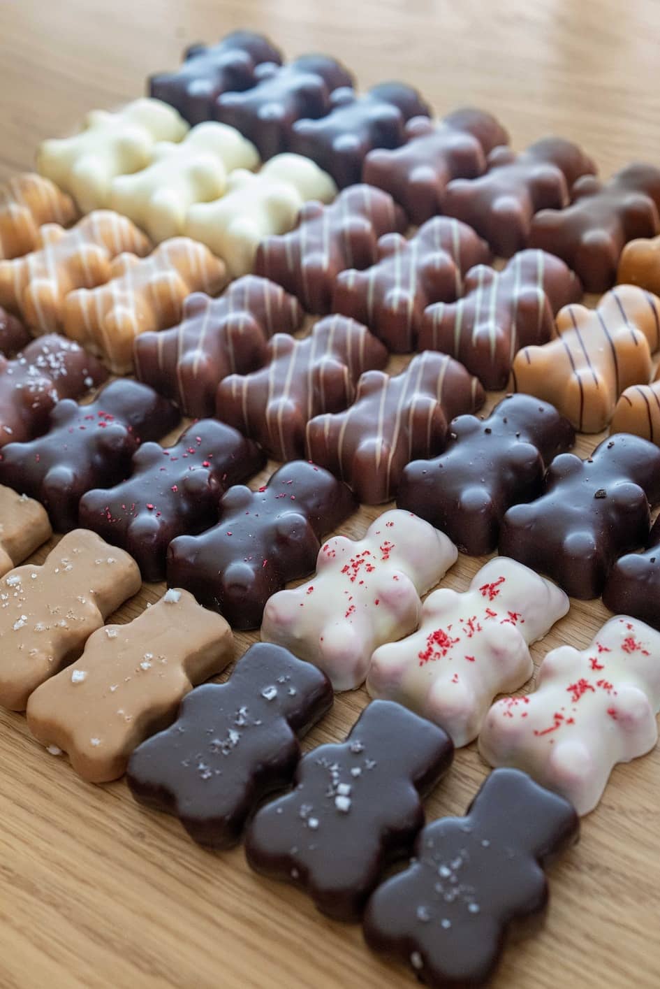 Composition d'oursons en guimauve enrobés de chocolat sur plateau, douze recettes signature Michalak