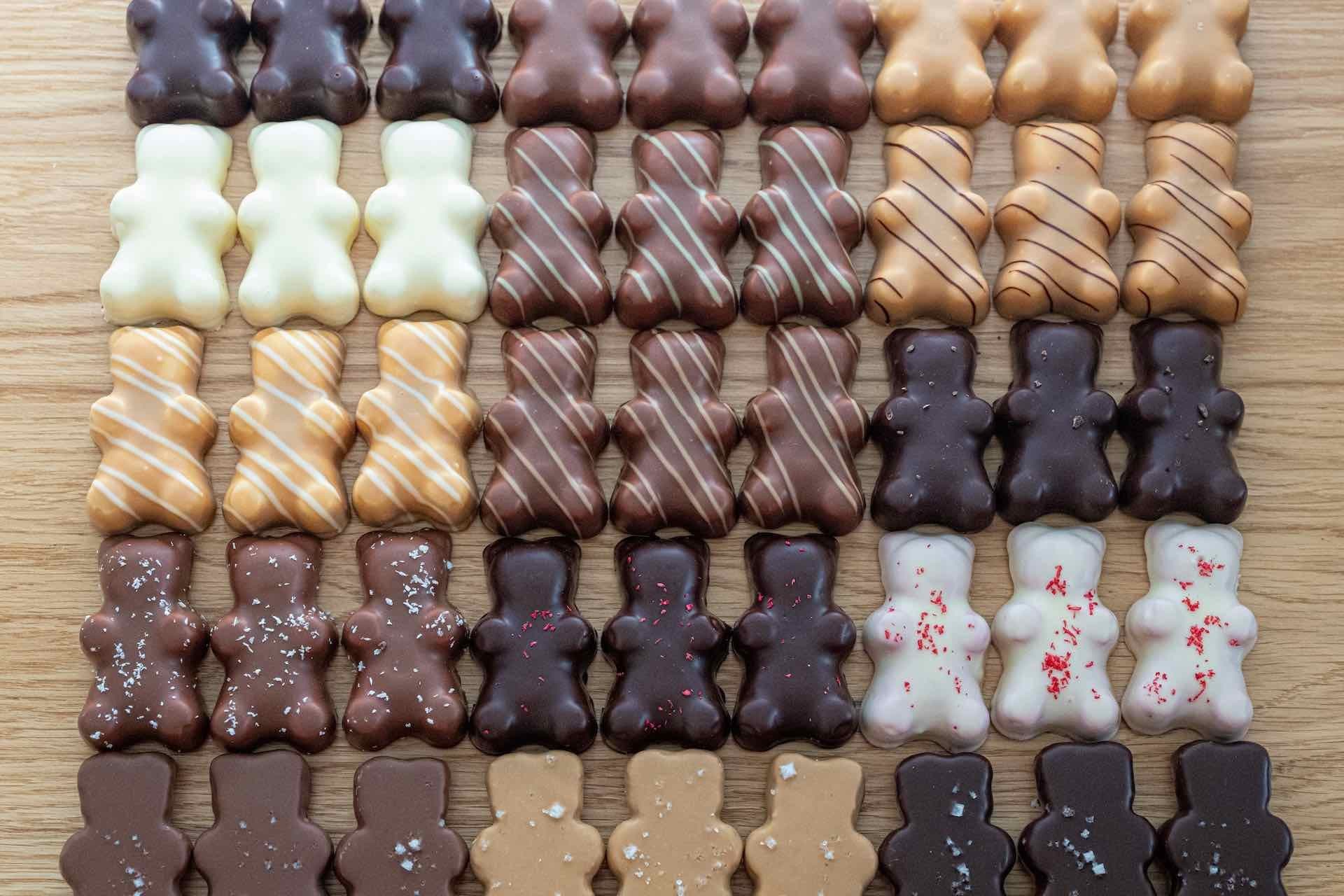 Pop-up Michalak au rez-de-chaussée du Printemps Haussmann avec présentoirs d'oursons en guimauve