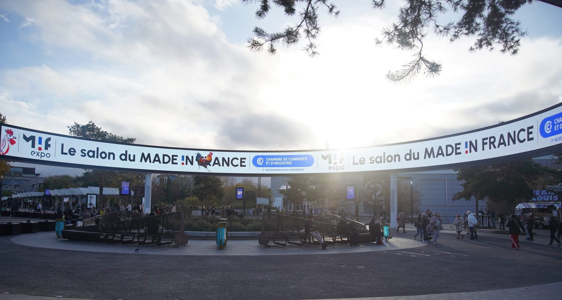 L'entrée du parc des expositions de la porte de Versailles sous la banderole du salon du Made in France, à contre-jour