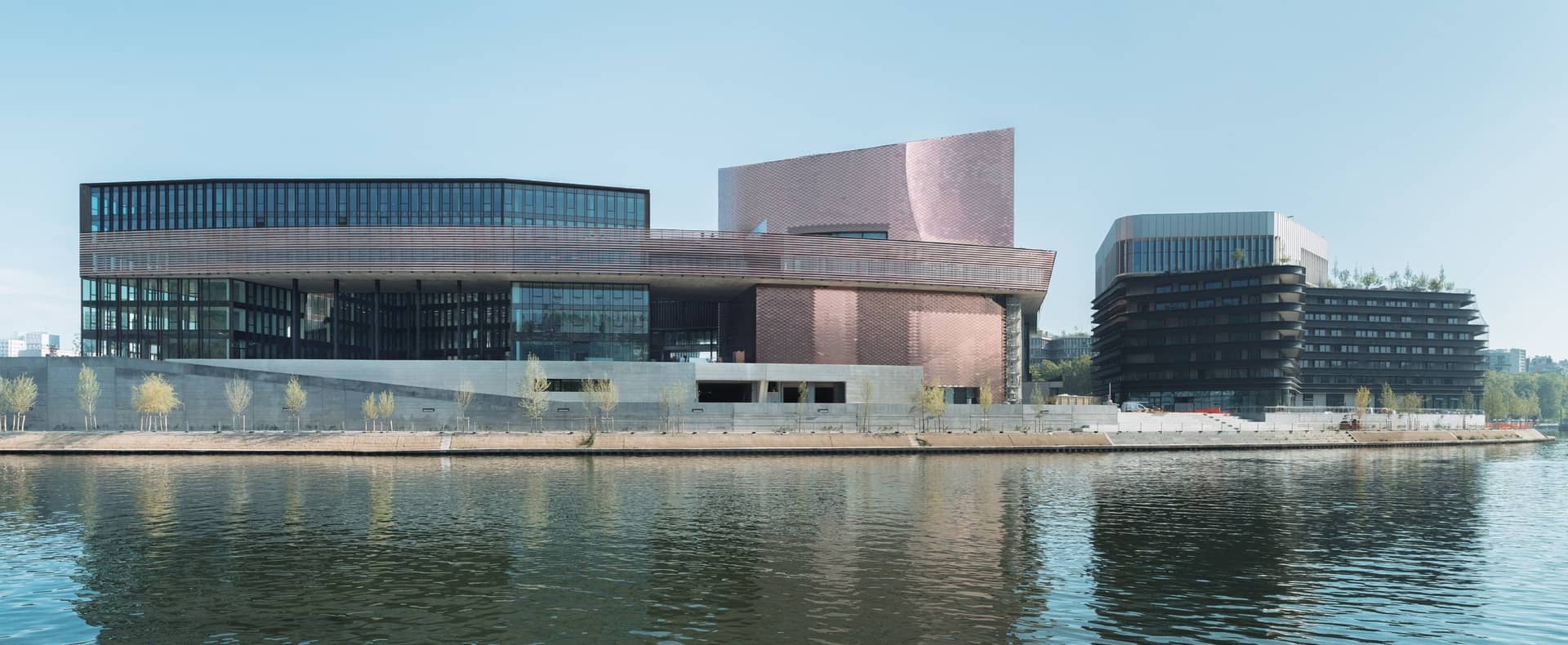Le Large, bâtiment de cuivre et de verre posé sur la pointe amont de l'île Seguin, vu depuis la Seine
