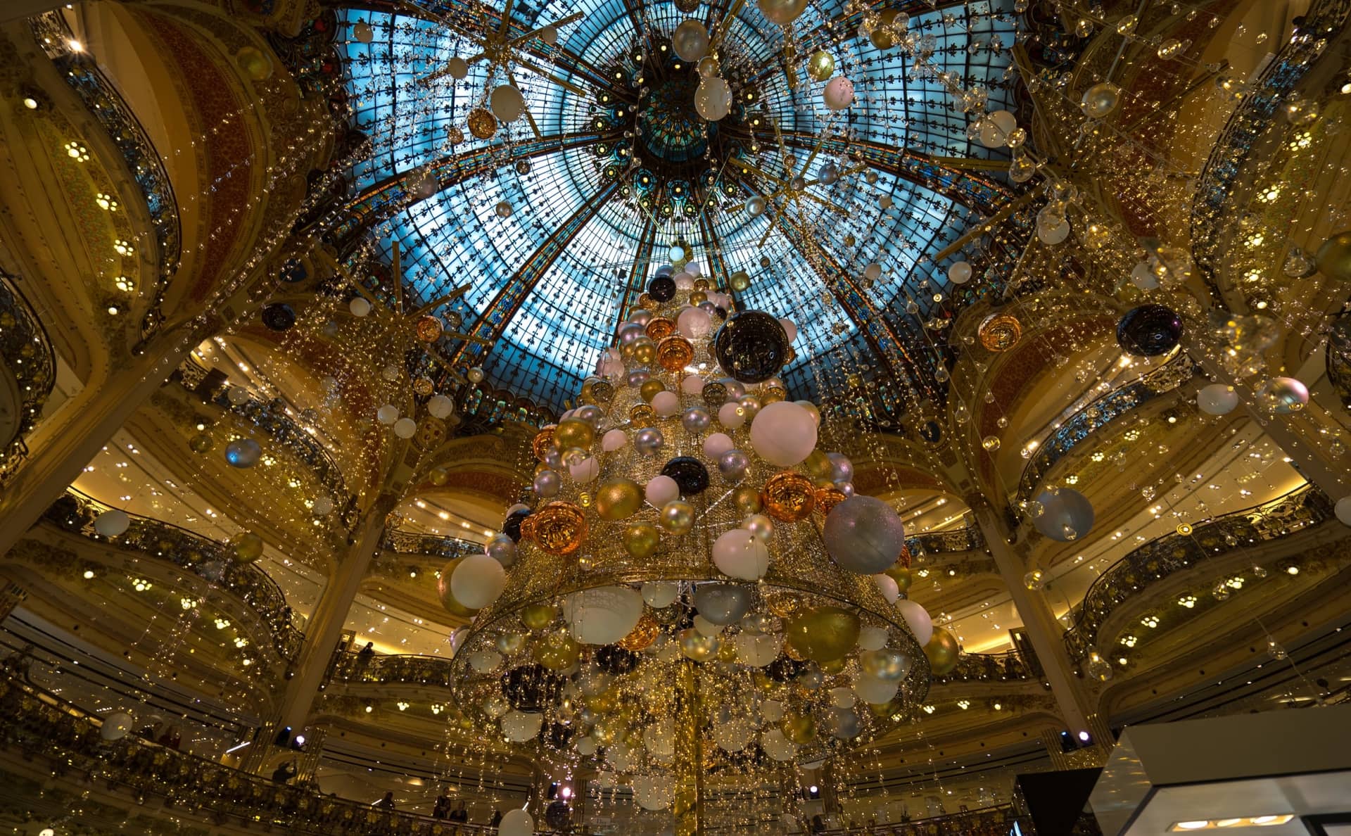 La coupole des Galeries Lafayette Haussmann et son sapin de Noël suspendu, photographiés en novembre 2015