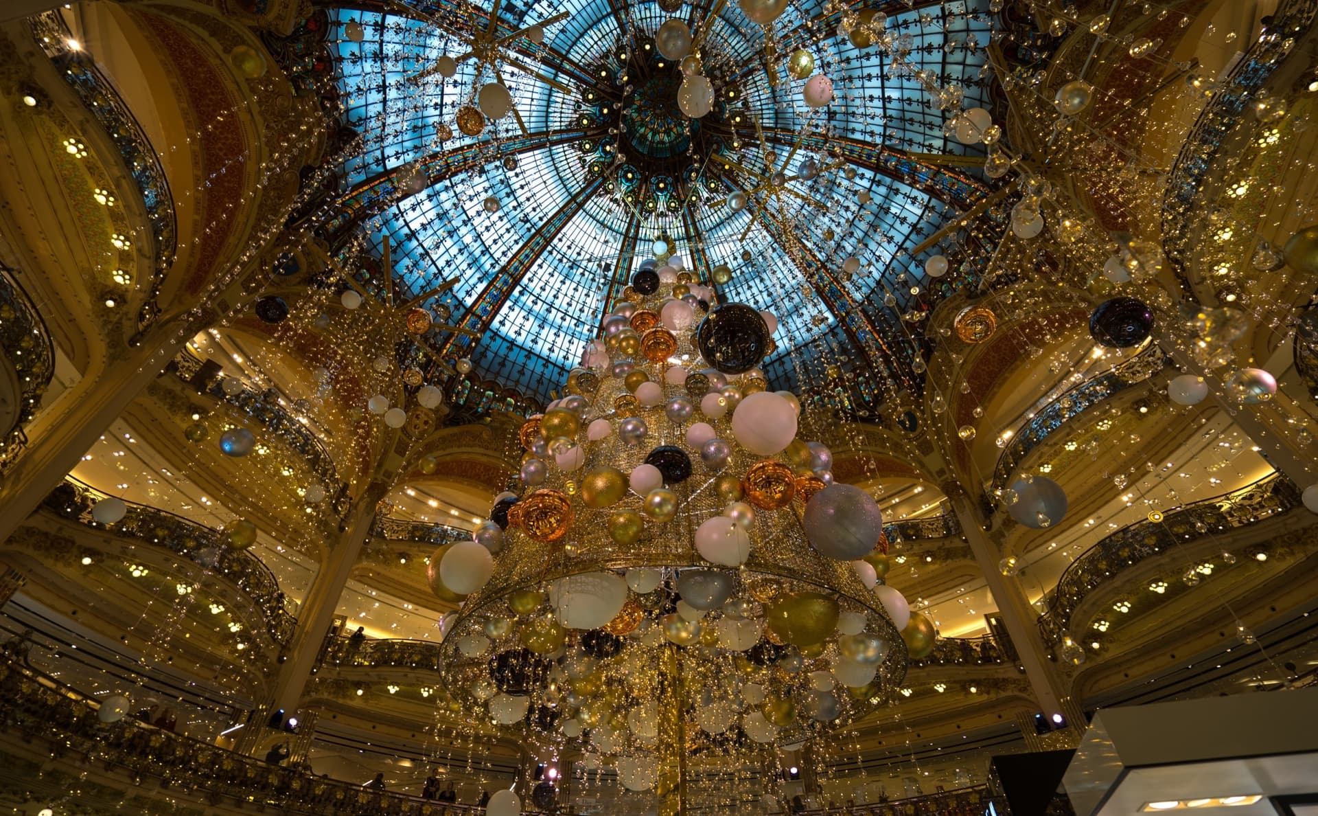 La coupole des Galeries Lafayette Haussmann et son sapin de Noël suspendu, photographiés en novembre 2015