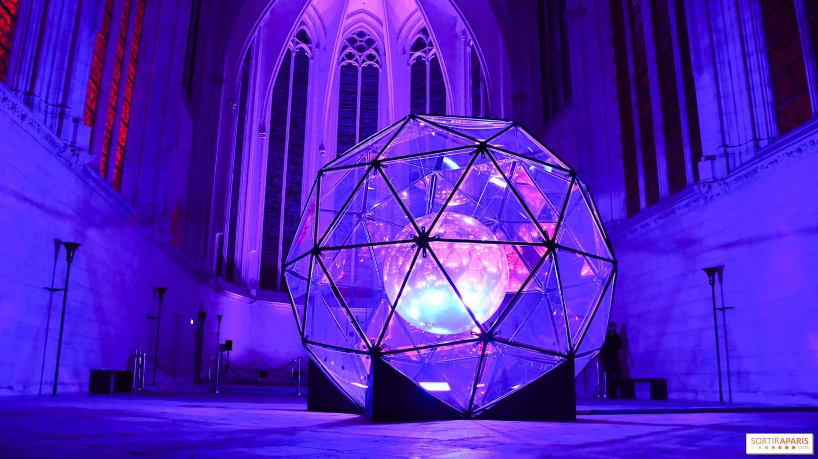 Sphère géodésique lumineuse posée devant la Sainte-Chapelle du château éclairée en violet