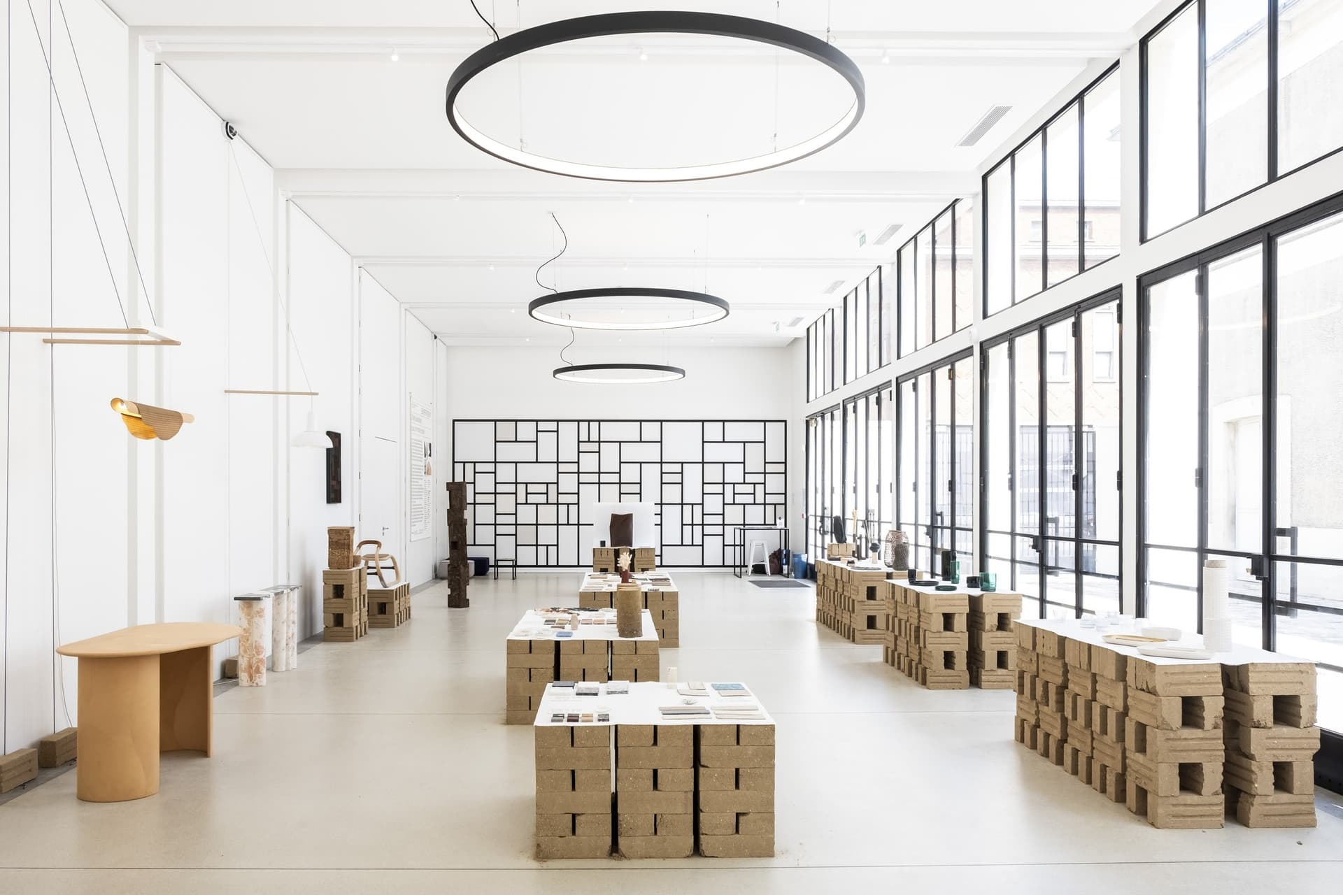 Salle d'exposition du JAD, socles en briques de carton et suspensions circulaires