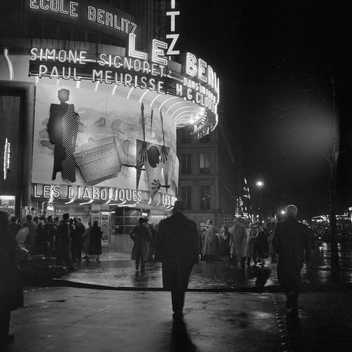 Néons du cinéma Le Berlitz annonçant Les Diaboliques boulevard des Italiens, Paris 1955