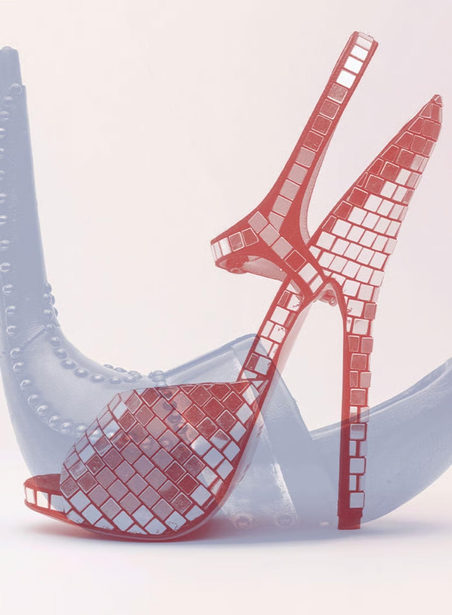 Sandale à talon en mosaïque de miroirs rouges présentée dans l'exposition Pas à Pas au Printemps Haussmann