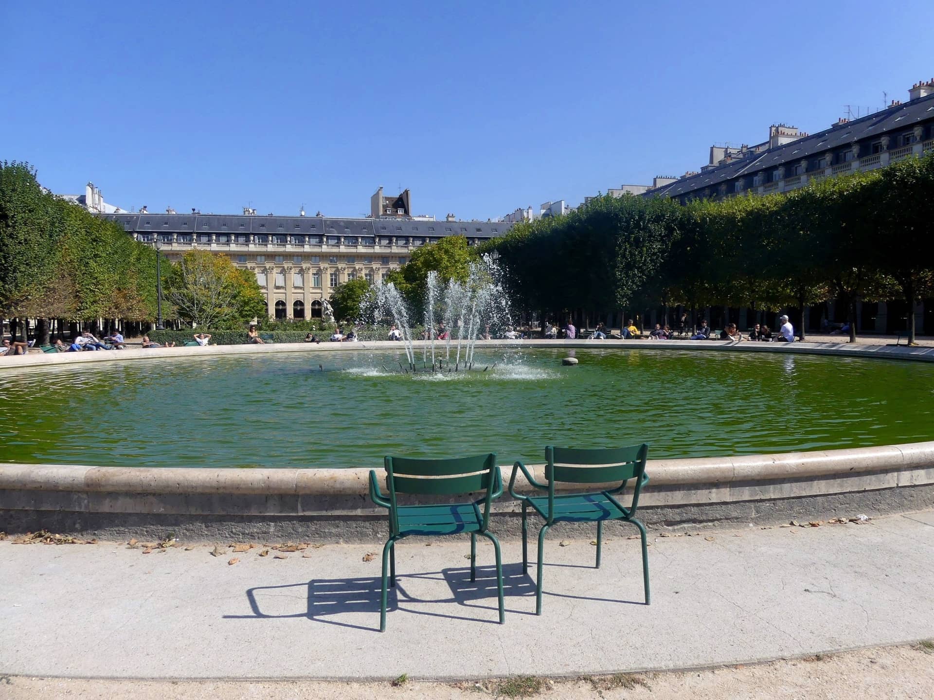 Bassin central et arcades du jardin du Palais-Royal où se tient l'open air