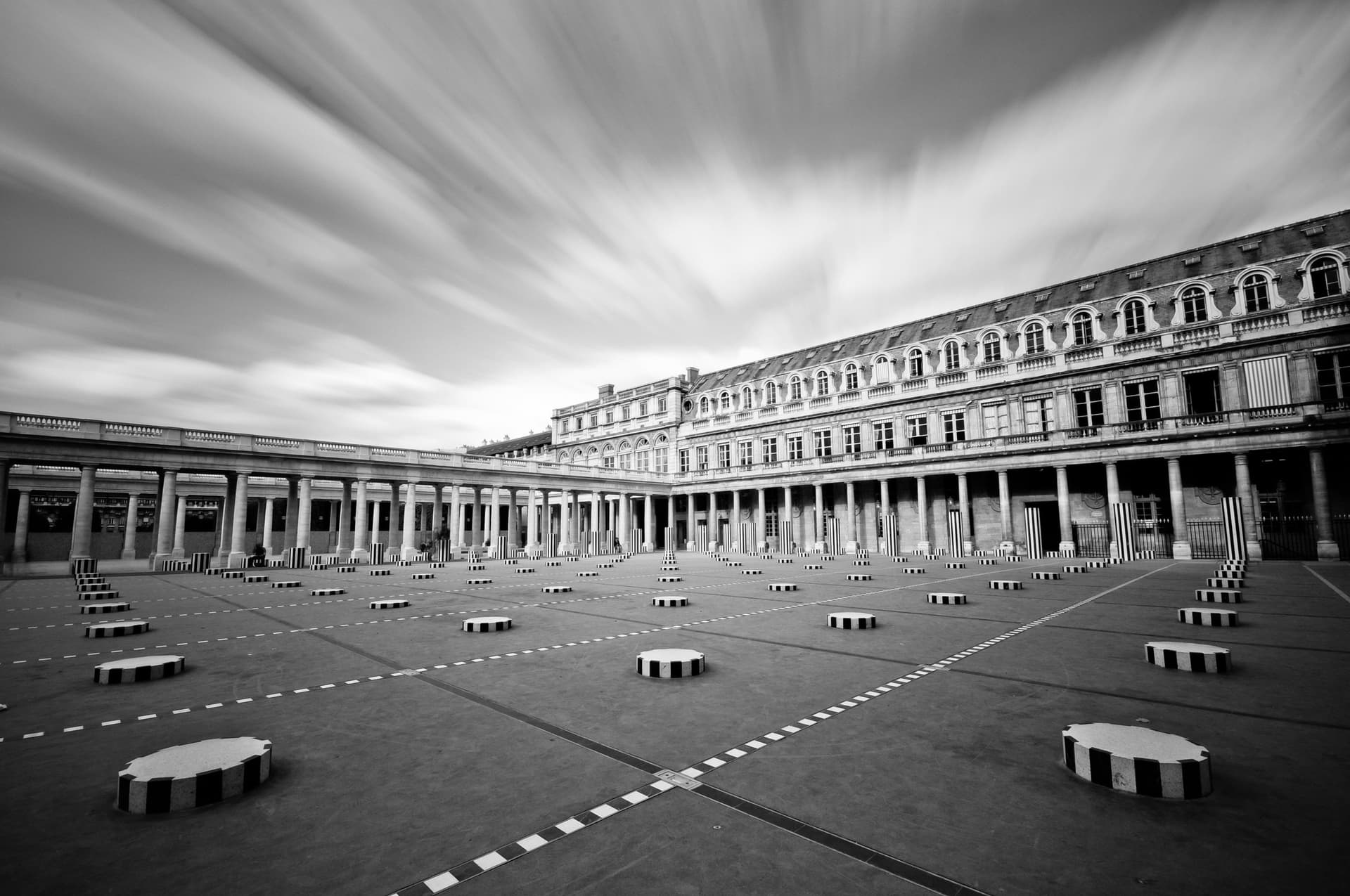 Colonnes rayées de Buren dans la cour du Palais-Royal au coucher du soleil