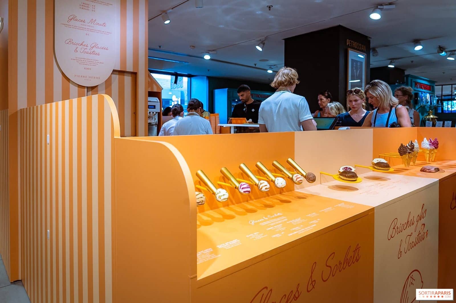 Comptoir orange du pop-up glaces Pierre Hermé aux Galeries Lafayette Le Gourmet