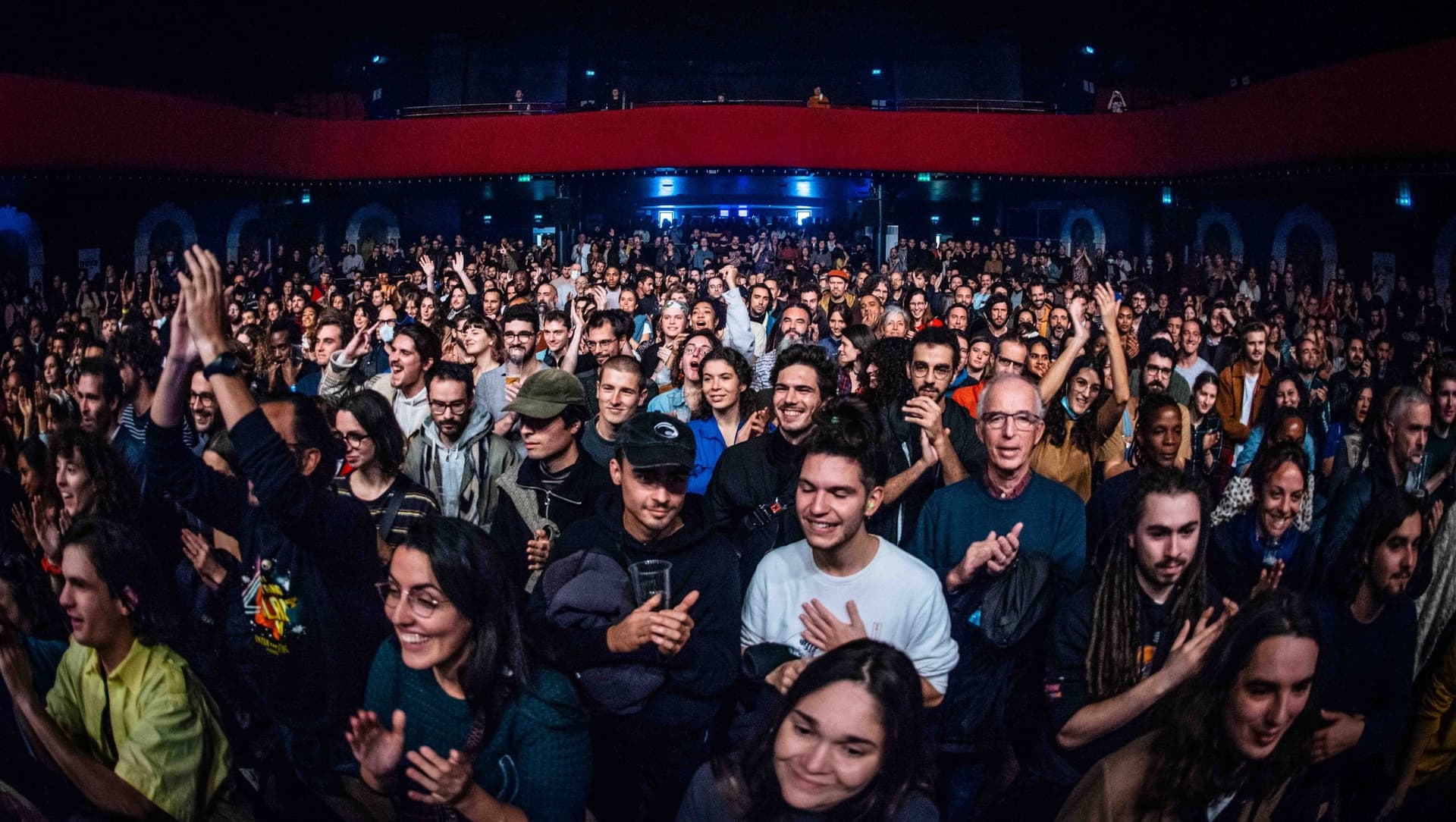 Public d'un concert du Pitchfork Music Festival Paris lors d'une édition précédente, scène bleue au loin