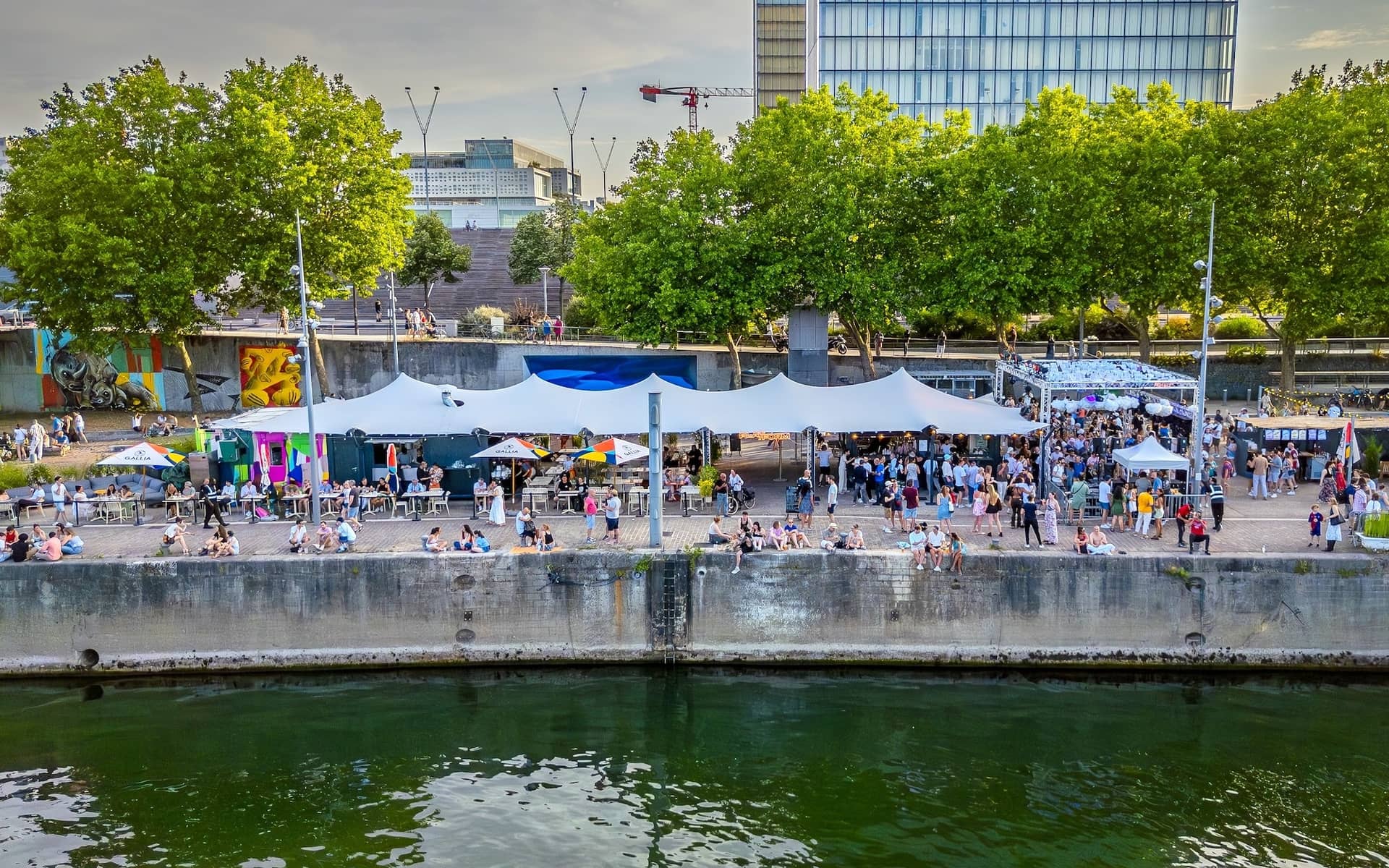 Vue aérienne de la terrasse XXL de PLAT/FORM sur l'esplanade de la BnF avec foule en début de soirée